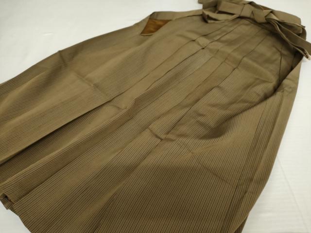 ■■■　サイズ　■■■ 紐下丈　約85cm ■■■　商品詳細　■■■ 【正絹】 状態は接写画像のように表地所々・腰板に薄い汚れがございますが その他特に目立ったシミ汚れなどもなく大変良い状態です。 大変上質な逸品になります。 お安く出品致しますので、是非この機会にいかがでしょうか？ ■■■　注意事項　■■■ ■モニター発色の具合により色合いが異なる場合がございます。 ■寸法は多少の誤差が生じる場合がございますのでご了承ください。 ■縫込みの長さが左右非対称の場合は短い部分を記載しております。 左右非対称であってもご返品・お値引き等の保証は出来かねますので、ご了承の上ご購入をお願い致します。 ■シミ等のチェックには注意を払っておりますが、見落としがある場合もございますし、個人の見解も様々ですので神経質な方のご購入はお控えください。 ■箪笥に入っておりました着物や帯なので畳みシワや匂いがあるものもございます。 ■お休みは基本的に土日祝となりますが、その他臨時でお休みする場合がございますのでご了承ください。 ■商品の発送は平日のみの発送となります。 ■夜間と土曜、日曜日はお問い合わせの回答が遅れる場合がございます。 ■当店では、お直し、紋入れ、お手入れ等は承っておりません。 ■生地の状態（ヤケ、経年劣化等）によってはサイズ直しが出来ない場合がございます。 その点もどうかご了承のうえ、ご購入をお願いいたします。 ■弊社で取り扱う商品は一点ものにつき、時期や在庫状況に応じて金額が変更となる場合がございます。 ■検針は行っておりません。予めご了承いただきますようお願いいたします。 ■【洗える着物】と記載のある商品におきましては、商品お届け後に洗濯を行ってしまってからのご返品にはご対応しかねます。 念の為、専門店でのお手入れをお願いいたします。 ■写真に写っている物が全てになります。それ以外の付属品はございませんのでご了承ください。 ■状態に関する写真につきましては、掲載可能な写真枚数に限りがあるため、各箇所につき1枚参考画像を掲載しております。 ■着物のサイズ目安は下記を参考ください↓ ＜女性着物＞　お端折り次第で＋5cm　−1cmが着用可能サイズ 　例）身丈170cmの場合、身長160cm〜175cm ＜男性着物＞　身丈＋約25cm〜27cm程が適応身長 　例）身丈155cmの場合、身長180〜182cm