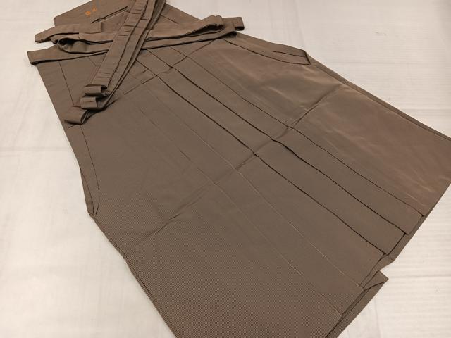 ■■■　サイズ　■■■ 紐下丈　約81cm ■■■　商品詳細　■■■ 【正絹】 状態は特に目立ったシミ汚れなどもなく大変良い状態です。 大変上質な逸品になります。 お安く出品致しますので、是非この機会にいかがでしょうか？ ■■■　注意事項　■■■ ■モニター発色の具合により色合いが異なる場合がございます。 ■寸法は多少の誤差が生じる場合がございますのでご了承ください。 ■縫込みの長さが左右非対称の場合は短い部分を記載しております。 左右非対称であってもご返品・お値引き等の保証は出来かねますので、ご了承の上ご購入をお願い致します。 ■シミ等のチェックには注意を払っておりますが、見落としがある場合もございますし、個人の見解も様々ですので神経質な方のご購入はお控えください。 ■箪笥に入っておりました着物や帯なので畳みシワや匂いがあるものもございます。 ■お休みは基本的に土日祝となりますが、その他臨時でお休みする場合がございますのでご了承ください。 ■商品の発送は平日のみの発送となります。 ■夜間と土曜、日曜日はお問い合わせの回答が遅れる場合がございます。 ■当店では、お直し、紋入れ、お手入れ等は承っておりません。 ■生地の状態（ヤケ、経年劣化等）によってはサイズ直しが出来ない場合がございます。 その点もどうかご了承のうえ、ご購入をお願いいたします。 ■弊社で取り扱う商品は一点ものにつき、時期や在庫状況に応じて金額が変更となる場合がございます。 ■検針は行っておりません。予めご了承いただきますようお願いいたします。 ■【洗える着物】と記載のある商品におきましては、商品お届け後に洗濯を行ってしまってからのご返品にはご対応しかねます。 念の為、専門店でのお手入れをお願いいたします。 ■写真に写っている物が全てになります。それ以外の付属品はございませんのでご了承ください。 ■状態に関する写真につきましては、掲載可能な写真枚数に限りがあるため、各箇所につき1枚参考画像を掲載しております。 ■着物のサイズ目安は下記を参考ください↓ ＜女性着物＞　お端折り次第で＋5cm　−1cmが着用可能サイズ 　例）身丈170cmの場合、身長160cm〜175cm ＜男性着物＞　身丈＋約25cm〜27cm程が適応身長 　例）身丈155cmの場合、身長180〜182cm