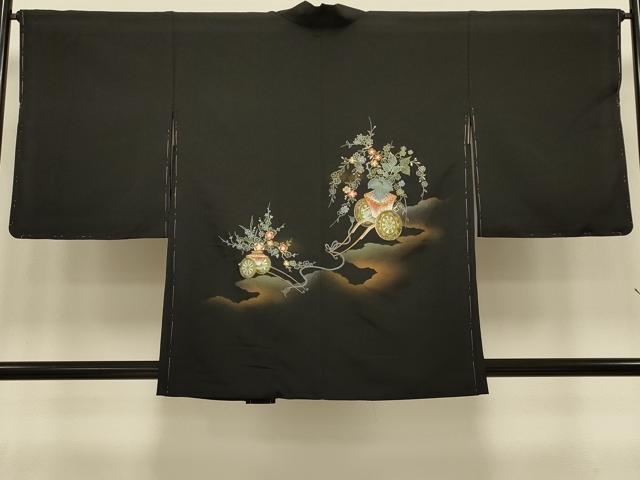■■■　サイズ　■■■ 身丈 82cm（肩から） 裄丈 65cm 袖丈 50cm　縫込み 1cm 袖幅 33cm 前幅 20cm 後幅 31.5cm 裄 お袖側 約1cm　身頃側 約1cm ■■■　商品詳細　■■■ 【正絹・未使用】 状態は接写画像のように上前に擦れ、羽裏に薄い汚れがございますが、 その他特に目立ったシミ汚れなどもなく大変良い状態です。 大変上質な逸品になります。 お安く出品致しますので、是非この機会にいかがでしょうか？ ■■■　注意事項　■■■ ■モニター発色の具合により色合いが異なる場合がございます。 ■寸法は多少の誤差が生じる場合がございますのでご了承ください。 ■縫込みの長さが左右非対称の場合は短い部分を記載しております。 左右非対称であってもご返品・お値引き等の保証は出来かねますので、ご了承の上ご購入をお願い致します。 ■シミ等のチェックには注意を払っておりますが、見落としがある場合もございますし、個人の見解も様々ですので神経質な方のご購入はお控えください。 ■箪笥に入っておりました着物や帯なので畳みシワや匂いがあるものもございます。 ■お休みは基本的に土日祝となりますが、その他臨時でお休みする場合がございますのでご了承ください。 ■商品の発送は平日のみの発送となります。 ■夜間と土曜、日曜日はお問い合わせの回答が遅れる場合がございます。 ■当店では、お直し、紋入れ、お手入れ等は承っておりません。 ■生地の状態（ヤケ、経年劣化等）によってはサイズ直しが出来ない場合がございます。 その点もどうかご了承のうえ、ご購入をお願いいたします。 ■弊社で取り扱う商品は一点ものにつき、時期や在庫状況に応じて金額が変更となる場合がございます。 ■検針は行っておりません。予めご了承いただきますようお願いいたします。 ■【洗える着物】と記載のある商品におきましては、商品お届け後に洗濯を行ってしまってからのご返品にはご対応しかねます。 念の為、専門店でのお手入れをお願いいたします。 ■写真に写っている物が全てになります。それ以外の付属品はございませんのでご了承ください。 ■状態に関する写真につきましては、掲載可能な写真枚数に限りがあるため、各箇所につき1枚参考画像を掲載しております。 ■着物のサイズ目安は下記を参考ください↓ ＜女性着物＞　お端折り次第で＋5cm　−1cmが着用可能サイズ 　例）身丈170cmの場合、身長160cm〜175cm ＜男性着物＞　身丈＋約25cm〜27cm程が適応身長 　例）身丈155cmの場合、身長180〜182cm