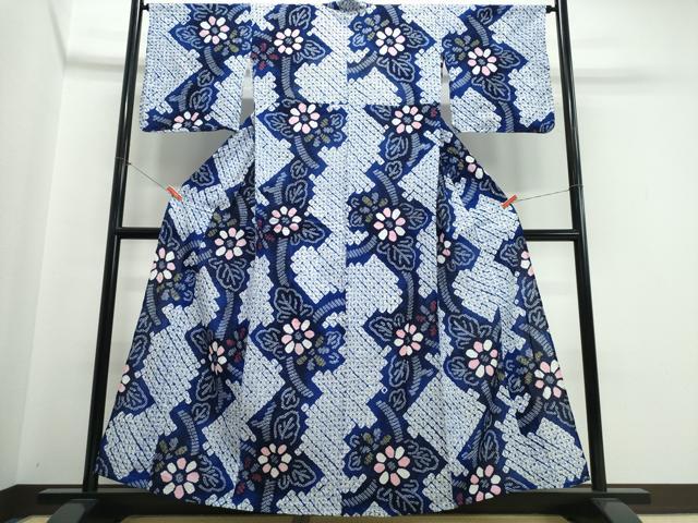 ■■■　サイズ　■■■ 身丈 158cm（肩から） 裄丈 65.5cm 袖丈 46cm　縫込み 2.5cm 袖幅 34cm 前幅 24.5cm 後幅 30cm 着物縫いこみ 内揚げ 0cm 裄 お袖側 約2cm　身頃側 約2cm ■■■　商品詳細　■■■ 【綿】 状態は特に目立ったシミ汚れなどもなく大変良い状態です。 人気の高い“有松鳴海絞り”の浴衣でございます。 “鳴海絞り”ならではの表情を生み出す立体感と 淡いぼかしで息を吹き込まれ、 今にも動き出しそうな迫力を放っております。 夏祭りや花火大会、これから増えるイベントに連れ立って、 より夏をお楽しみ下さいませ。 大変上質な逸品になります。 お安く出品致しますので、是非この機会にいかがでしょうか？ ■■■　注意事項　■■■ ■モニター発色の具合により色合いが異なる場合がございます。 ■寸法は多少の誤差が生じる場合がございますのでご了承ください。 ■縫込みの長さが左右非対称の場合は短い部分を記載しております。 左右非対称であってもご返品・お値引き等の保証は出来かねますので、ご了承の上ご購入をお願い致します。 ■シミ等のチェックには注意を払っておりますが、見落としがある場合もございますし、個人の見解も様々ですので神経質な方のご購入はお控えください。 ■箪笥に入っておりました着物や帯なので畳みシワや匂いがあるものもございます。 ■お休みは基本的に土日祝となりますが、その他臨時でお休みする場合がございますのでご了承ください。 ■商品の発送は平日のみの発送となります。 ■夜間と土曜、日曜日はお問い合わせの回答が遅れる場合がございます。 ■当店では、お直し、紋入れ、お手入れ等は承っておりません。 ■生地の状態（ヤケ、経年劣化等）によってはサイズ直しが出来ない場合がございます。 その点もどうかご了承のうえ、ご購入をお願いいたします。 ■弊社で取り扱う商品は一点ものにつき、時期や在庫状況に応じて金額が変更となる場合がございます。 ■検針は行っておりません。予めご了承いただきますようお願いいたします。 ■【洗える着物】と記載のある商品におきましては、商品お届け後に洗濯を行ってしまってからのご返品にはご対応しかねます。 念の為、専門店でのお手入れをお願いいたします。 ■写真に写っている物が全てになります。それ以外の付属品はございませんのでご了承ください。 ■状態に関する写真につきましては、掲載可能な写真枚数に限りがあるため、各箇所につき1枚参考画像を掲載しております。 ■着物のサイズ目安は下記を参考ください↓ ＜女性着物＞　お端折り次第で＋5cm　−1cmが着用可能サイズ 　例）身丈170cmの場合、身長160cm〜175cm ＜男性着物＞　身丈＋約25cm〜27cm程が適応身長 　例）身丈155cmの場合、身長180〜182cm