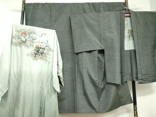 ■■■　サイズ　■■■ 【着物】 身丈 141.5cm（肩から） 裄丈 73cm 袖丈 50.5cm　縫込み 2cm 袖幅 37.5cm 前幅 26.5cm 後幅 31cm 着物縫いこみ 内揚げ 3cm 裄 お袖側 約2cm　身頃側 約2cm 【羽織】 身丈 89cm（肩から） 裄丈 74cm 袖丈 50cm　縫込み 1cm 袖幅 38cm 前幅 21.5cm 後幅 31.5cm 裄 お袖側 約1cm　身頃側 約1cm 【長襦袢】 身丈 138cm（肩から） 裄丈 73cm 袖丈 50cm　縫込み 3cm 袖幅 37cm 前幅 30cm 後幅 35.5cm 着物縫いこみ 内揚げ 0cm 裄 お袖側 約4cm　身頃側 約3cm ■■■　商品詳細　■■■ 【正絹】 状態は特に目立ったシミ汚れなどもなく大変良い状態です。 大変上質な逸品になります。 お安く出品致しますので、是非この機会にいかがでしょうか？ ■■■　注意事項　■■■ ■モニター発色の具合により色合いが異なる場合がございます。 ■寸法は多少の誤差が生じる場合がございますのでご了承ください。 ■縫込みの長さが左右非対称の場合は短い部分を記載しております。 左右非対称であってもご返品・お値引き等の保証は出来かねますので、ご了承の上ご購入をお願い致します。 ■シミ等のチェックには注意を払っておりますが、見落としがある場合もございますし、個人の見解も様々ですので神経質な方のご購入はお控えください。 ■箪笥に入っておりました着物や帯なので畳みシワや匂いがあるものもございます。 ■お休みは基本的に土日祝となりますが、その他臨時でお休みする場合がございますのでご了承ください。 ■商品の発送は平日のみの発送となります。 ■夜間と土曜、日曜日はお問い合わせの回答が遅れる場合がございます。 ■当店では、お直し、紋入れ、お手入れ等は承っておりません。 ■生地の状態（ヤケ、経年劣化等）によってはサイズ直しが出来ない場合がございます。 その点もどうかご了承のうえ、ご購入をお願いいたします。 ■弊社で取り扱う商品は一点ものにつき、時期や在庫状況に応じて金額が変更となる場合がございます。 ■検針は行っておりません。予めご了承いただきますようお願いいたします。 ■【洗える着物】と記載のある商品におきましては、商品お届け後に洗濯を行ってしまってからのご返品にはご対応しかねます。 念の為、専門店でのお手入れをお願いいたします。 ■写真に写っている物が全てになります。それ以外の付属品はございませんのでご了承ください。 ■状態に関する写真につきましては、掲載可能な写真枚数に限りがあるため、各箇所につき1枚参考画像を掲載しております。 ■着物のサイズ目安は下記を参考ください↓ ＜女性着物＞　お端折り次第で＋5cm　−1cmが着用可能サイズ 　例）身丈170cmの場合、身長160cm〜175cm ＜男性着物＞　身丈＋約25cm〜27cm程が適応身長 　例）身丈155cmの場合、身長180〜182cm