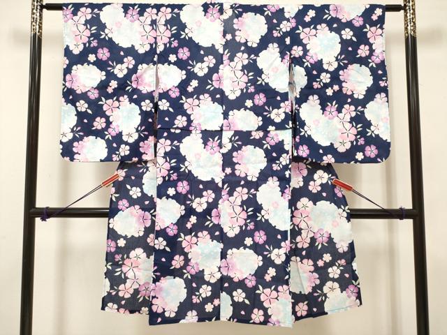 ■■■　サイズ　■■■ 身丈 115.5cm（肩から） 裄丈 60.5cm（肩上げ　0cm） 袖丈 60cm　縫込み 0cm 袖幅 35.5cm 前幅 36cm(褄から) 後幅 24.5cm 着物縫いこみ 内揚げ 0cm （腰上げ　6.5cm） 裄 お袖側 約0cm　身頃側 約0cm ■■■　商品詳細　■■■ 【綿・未使用】 状態は特に目立ったシミ汚れなどもなく大変良い状態です。 高級浴衣の代表格、綿紅梅。 格子状に太い糸を織り込んだ生地は 薄手の地に太糸による格子があるおかげで、 生地が肌に張り付かず、肌触りもとっても涼やかです。 大変上質な逸品になります。 お安く出品致しますので、是非この機会にいかがでしょうか？ ■■■　注意事項　■■■ ■モニター発色の具合により色合いが異なる場合がございます。 ■寸法は多少の誤差が生じる場合がございますのでご了承ください。 ■縫込みの長さが左右非対称の場合は短い部分を記載しております。 左右非対称であってもご返品・お値引き等の保証は出来かねますので、ご了承の上ご購入をお願い致します。 ■シミ等のチェックには注意を払っておりますが、見落としがある場合もございますし、個人の見解も様々ですので神経質な方のご購入はお控えください。 ■箪笥に入っておりました着物や帯なので畳みシワや匂いがあるものもございます。 ■お休みは基本的に土日祝となりますが、その他臨時でお休みする場合がございますのでご了承ください。 ■商品の発送は平日のみの発送となります。 ■夜間と土曜、日曜日はお問い合わせの回答が遅れる場合がございます。 ■当店では、お直し、紋入れ、お手入れ等は承っておりません。 ■生地の状態（ヤケ、経年劣化等）によってはサイズ直しが出来ない場合がございます。 その点もどうかご了承のうえ、ご購入をお願いいたします。 ■弊社で取り扱う商品は一点ものにつき、時期や在庫状況に応じて金額が変更となる場合がございます。 ■検針は行っておりません。予めご了承いただきますようお願いいたします。 ■【洗える着物】と記載のある商品におきましては、商品お届け後に洗濯を行ってしまってからのご返品にはご対応しかねます。 念の為、専門店でのお手入れをお願いいたします。 ■写真に写っている物が全てになります。それ以外の付属品はございませんのでご了承ください。 ■状態に関する写真につきましては、掲載可能な写真枚数に限りがあるため、各箇所につき1枚参考画像を掲載しております。 ■着物のサイズ目安は下記を参考ください↓ ＜女性着物＞　お端折り次第で＋5cm　−1cmが着用可能サイズ 　例）身丈170cmの場合、身長160cm〜175cm ＜男性着物＞　身丈＋約25cm〜27cm程が適応身長 　例）身丈155cmの場合、身長180〜182cm