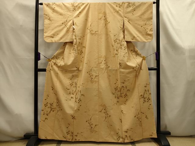 ■■■　サイズ　■■■ 身丈 161cm（肩から） 裄丈 63.5cm 袖丈 47cm　縫込み 3.5cm 袖幅 32.5cm 前幅 23cm 後幅 28.5cm 着物縫いこみ 内揚げ 0cm 裄 お袖側 約3cm　身頃側 約2cm ■■■　商品詳細　■■■ 【正絹】 状態は画像を添付しておりますので、そちらをご確認下さいますよう宜しくお願い致します。 大変上質な逸品になります。 お安く出品致しますので、是非この機会にいかがでしょうか？ ■■■　注意事項　■■■ ■モニター発色の具合により色合いが異なる場合がございます。 ■寸法は多少の誤差が生じる場合がございますのでご了承ください。 ■縫込みの長さが左右非対称の場合は短い部分を記載しております。 左右非対称であってもご返品・お値引き等の保証は出来かねますので、ご了承の上ご購入をお願い致します。 ■シミ等のチェックには注意を払っておりますが、見落としがある場合もございますし、個人の見解も様々ですので神経質な方のご購入はお控えください。 ■箪笥に入っておりました着物や帯なので畳みシワや匂いがあるものもございます。 ■お休みは基本的に土日祝となりますが、その他臨時でお休みする場合がございますのでご了承ください。 ■商品の発送は平日のみの発送となります。 ■夜間と土曜、日曜日はお問い合わせの回答が遅れる場合がございます。 ■当店では、お直し、紋入れ、お手入れ等は承っておりません。 ■生地の状態（ヤケ、経年劣化等）によってはサイズ直しが出来ない場合がございます。 その点もどうかご了承のうえ、ご購入をお願いいたします。 ■弊社で取り扱う商品は一点ものにつき、時期や在庫状況に応じて金額が変更となる場合がございます。 ■検針は行っておりません。予めご了承いただきますようお願いいたします。 ■【洗える着物】と記載のある商品におきましては、商品お届け後に洗濯を行ってしまってからのご返品にはご対応しかねます。 念の為、専門店でのお手入れをお願いいたします。 ■写真に写っている物が全てになります。それ以外の付属品はございませんのでご了承ください。 ■状態に関する写真につきましては、掲載可能な写真枚数に限りがあるため、各箇所につき1枚参考画像を掲載しております。 ■着物のサイズ目安は下記を参考ください↓ ＜女性着物＞　お端折り次第で＋5cm　−1cmが着用可能サイズ 　例）身丈170cmの場合、身長160cm〜175cm ＜男性着物＞　身丈＋約25cm〜27cm程が適応身長 　例）身丈155cmの場合、身長180〜182cm