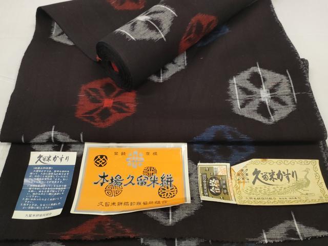 ■■■　サイズ　■■■ 長さ　　着尺分あり 幅　　　約36cm ■■■　商品詳細　■■■ 【綿・未使用】 状態は特に目立ったシミ汚れなどもなく大変良い状態です。 久留米絣(くるめかすり)は、日本三大絣の一つで 昭和51年には経済産業大臣指定伝統工芸品に指定された木綿を代表する織物です。 一口に絣と言っても製品になるまでの工程はくくり、染め、織りなど全30工程にも及びます。 また、「かすり」の語源は生地が織られる際に、 柄がかすれて見えることからその名が付いたと言われています。 久留米絣、最大の特徴はなんといっても経糸と緯糸を合わせて 複雑な柄を表現させる技術です。 かすりが持つ美しさや独特の風合いは熟練の職人の手によって生み出されます。 使用するほどに味が出て心地よくなる素材です。 大変上質な逸品になります。 お安く出品致しますので、是非この機会にいかがでしょうか？ ■■■　注意事項　■■■ ■モニター発色の具合により色合いが異なる場合がございます。 ■寸法は多少の誤差が生じる場合がございますのでご了承ください。 ■縫込みの長さが左右非対称の場合は短い部分を記載しております。 左右非対称であってもご返品・お値引き等の保証は出来かねますので、ご了承の上ご購入をお願い致します。 ■シミ等のチェックには注意を払っておりますが、見落としがある場合もございますし、個人の見解も様々ですので神経質な方のご購入はお控えください。 ■箪笥に入っておりました着物や帯なので畳みシワや匂いがあるものもございます。 ■お休みは基本的に土日祝となりますが、その他臨時でお休みする場合がございますのでご了承ください。 ■商品の発送は平日のみの発送となります。 ■夜間と土曜、日曜日はお問い合わせの回答が遅れる場合がございます。 ■当店では、お直し、紋入れ、お手入れ等は承っておりません。 ■生地の状態（ヤケ、経年劣化等）によってはサイズ直しが出来ない場合がございます。 その点もどうかご了承のうえ、ご購入をお願いいたします。 ■弊社で取り扱う商品は一点ものにつき、時期や在庫状況に応じて金額が変更となる場合がございます。 ■検針は行っておりません。予めご了承いただきますようお願いいたします。 ■【洗える着物】と記載のある商品におきましては、商品お届け後に洗濯を行ってしまってからのご返品にはご対応しかねます。 念の為、専門店でのお手入れをお願いいたします。 ■写真に写っている物が全てになります。それ以外の付属品はございませんのでご了承ください。 ■状態に関する写真につきましては、掲載可能な写真枚数に限りがあるため、各箇所につき1枚参考画像を掲載しております。 ■着物のサイズ目安は下記を参考ください↓ ＜女性着物＞　お端折り次第で＋5cm　−1cmが着用可能サイズ 　例）身丈170cmの場合、身長160cm〜175cm ＜男性着物＞　身丈＋約25cm〜27cm程が適応身長 　例）身丈155cmの場合、身長180〜182cm