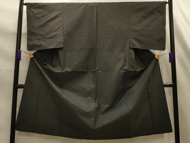 ■■■　サイズ　■■■ 身丈 129cm（肩から） 裄丈 64.5cm 袖丈 46.5cm　縫込み 4.5cm 袖幅 32.5cm 前幅 22.5cm 後幅 30cm 着物縫いこみ 内揚げ 11cm 裄 お袖側 約3cm　身頃側 約1cm ■■■　商品詳細　■■■ 【正絹】 状態は特に目立ったシミ汚れなどもなく大変良い状態です。 大変上質な逸品になります。 お安く出品致しますので、是非この機会にいかがでしょうか？ ■■■　注意事項　■■■ ■モニター発色の具合により色合いが異なる場合がございます。 ■寸法は多少の誤差が生じる場合がございますのでご了承ください。 ■縫込みの長さが左右非対称の場合は短い部分を記載しております。 左右非対称であってもご返品・お値引き等の保証は出来かねますので、ご了承の上ご購入をお願い致します。 ■シミ等のチェックには注意を払っておりますが、見落としがある場合もございますし、個人の見解も様々ですので神経質な方のご購入はお控えください。 ■箪笥に入っておりました着物や帯なので畳みシワや匂いがあるものもございます。 ■お休みは基本的に土日祝となりますが、その他臨時でお休みする場合がございますのでご了承ください。 ■商品の発送は平日のみの発送となります。 ■夜間と土曜、日曜日はお問い合わせの回答が遅れる場合がございます。 ■当店では、お直し、紋入れ、お手入れ等は承っておりません。 ■生地の状態（ヤケ、経年劣化等）によってはサイズ直しが出来ない場合がございます。 その点もどうかご了承のうえ、ご購入をお願いいたします。 ■弊社で取り扱う商品は一点ものにつき、時期や在庫状況に応じて金額が変更となる場合がございます。 ■検針は行っておりません。予めご了承いただきますようお願いいたします。 ■【洗える着物】と記載のある商品におきましては、商品お届け後に洗濯を行ってしまってからのご返品にはご対応しかねます。 念の為、専門店でのお手入れをお願いいたします。 ■写真に写っている物が全てになります。それ以外の付属品はございませんのでご了承ください。 ■状態に関する写真につきましては、掲載可能な写真枚数に限りがあるため、各箇所につき1枚参考画像を掲載しております。 ■着物のサイズ目安は下記を参考ください↓ ＜女性着物＞　お端折り次第で＋5cm　−1cmが着用可能サイズ 　例）身丈170cmの場合、身長160cm〜175cm ＜男性着物＞　身丈＋約25cm〜27cm程が適応身長 　例）身丈155cmの場合、身長180〜182cm