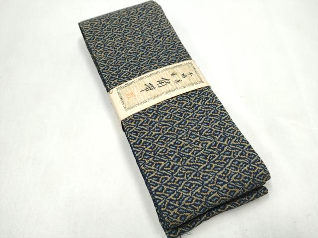 ■■■　サイズ　■■■ 長さ 378cm 幅 9cm程 ■■■　商品詳細　■■■ 【交織】 状態は締めてはおりますが 特に目立ったシミ汚れなどもなく大変良い状態です。 お安く出品致しますので、是非この機会にいかがでしょうか？ ※両側未かがりですが着用には問題ありません。 ※若干保管臭がございます。 ■■■　注意事項　■■■ ■モニター発色の具合により色合いが異なる場合がございます。 ■寸法は多少の誤差が生じる場合がございますのでご了承ください。 ■縫込みの長さが左右非対称の場合は短い部分を記載しております。 左右非対称であってもご返品・お値引き等の保証は出来かねますので、ご了承の上ご購入をお願い致します。 ■シミ等のチェックには注意を払っておりますが、見落としがある場合もございますし、個人の見解も様々ですので神経質な方のご購入はお控えください。 ■箪笥に入っておりました着物や帯なので畳みシワや匂いがあるものもございます。 ■お休みは基本的に土日祝となりますが、その他臨時でお休みする場合がございますのでご了承ください。 ■商品の発送は平日のみの発送となります。 ■夜間と土曜、日曜日はお問い合わせの回答が遅れる場合がございます。 ■当店では、お直し、紋入れ、お手入れ等は承っておりません。 ■生地の状態（ヤケ、経年劣化等）によってはサイズ直しが出来ない場合がございます。 その点もどうかご了承のうえ、ご購入をお願いいたします。 ■弊社で取り扱う商品は一点ものにつき、時期や在庫状況に応じて金額が変更となる場合がございます。 ■検針は行っておりません。予めご了承いただきますようお願いいたします。 ■【洗える着物】と記載のある商品におきましては、商品お届け後に洗濯を行ってしまってからのご返品にはご対応しかねます。 念の為、専門店でのお手入れをお願いいたします。 ■写真に写っている物が全てになります。それ以外の付属品はございませんのでご了承ください。 ■状態に関する写真につきましては、掲載可能な写真枚数に限りがあるため、各箇所につき1枚参考画像を掲載しております。 ■着物のサイズ目安は下記を参考ください↓ ＜女性着物＞　お端折り次第で＋5cm　−1cmが着用可能サイズ 　例）身丈170cmの場合、身長160cm〜175cm ＜男性着物＞　身丈＋約25cm〜27cm程が適応身長 　例）身丈155cmの場合、身長180〜182cm