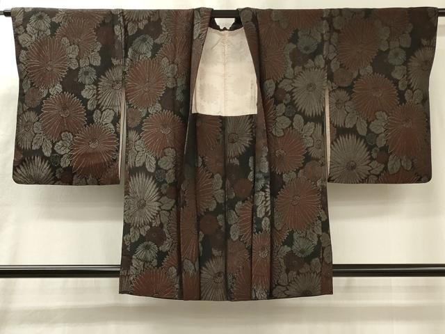 ■■■　サイズ　■■■ 身丈 84cm（肩から） 裄丈 64.5cm 袖丈 52cm　縫込み 6cm 袖幅 32.5cm 前幅 18.5cm 後幅 28.5cm 裄 お袖側 約2cm　身頃側 約0cm ■■■　商品詳細　■■■ 【正絹】 状態は接写画像のように羽裏に薄い汚れがございますが その他特に目立ったシミ汚れなどもなく大変良い状態です。 大変上質な逸品になります。 お安く出品致しますので、是非この機会にいかがでしょうか？ ■■■　注意事項　■■■ ■モニター発色の具合により色合いが異なる場合がございます。 ■寸法は多少の誤差が生じる場合がございますのでご了承ください。 ■縫込みの長さが左右非対称の場合は短い部分を記載しております。 左右非対称であってもご返品・お値引き等の保証は出来かねますので、ご了承の上ご購入をお願い致します。 ■シミ等のチェックには注意を払っておりますが、見落としがある場合もございますし、個人の見解も様々ですので神経質な方のご購入はお控えください。 ■箪笥に入っておりました着物や帯なので畳みシワや匂いがあるものもございます。 ■お休みは基本的に土日祝となりますが、その他臨時でお休みする場合がございますのでご了承ください。 ■商品の発送は平日のみの発送となります。 ■夜間と土曜、日曜日はお問い合わせの回答が遅れる場合がございます。 ■当店では、お直し、紋入れ、お手入れ等は承っておりません。 ■生地の状態（ヤケ、経年劣化等）によってはサイズ直しが出来ない場合がございます。 その点もどうかご了承のうえ、ご購入をお願いいたします。 ■弊社で取り扱う商品は一点ものにつき、時期や在庫状況に応じて金額が変更となる場合がございます。 ■検針は行っておりません。予めご了承いただきますようお願いいたします。 ■【洗える着物】と記載のある商品におきましては、商品お届け後に洗濯を行ってしまってからのご返品にはご対応しかねます。 念の為、専門店でのお手入れをお願いいたします。 ■写真に写っている物が全てになります。それ以外の付属品はございませんのでご了承ください。 ■状態に関する写真につきましては、掲載可能な写真枚数に限りがあるため、各箇所につき1枚参考画像を掲載しております。 ■着物のサイズ目安は下記を参考ください↓ ＜女性着物＞　お端折り次第で＋5cm　−1cmが着用可能サイズ 　例）身丈170cmの場合、身長160cm〜175cm ＜男性着物＞　身丈＋約25cm〜27cm程が適応身長 　例）身丈155cmの場合、身長180〜182cm