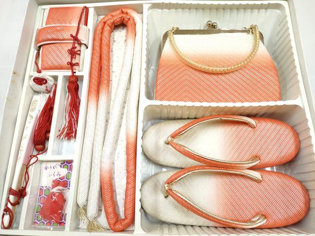 ■■■　サイズ　■■■ 【草履】 長さ 21cm　幅 7cm　高さ 4.5cm程 ■■■　商品詳細　■■■ 状態は参考画像のように薄い汚れがございます。 大変上質な逸品になります。 お安く出品致しますので、是非この機会にいかがでしょうか？ ※箱に傷みがございますが商品には問題ございません。 ※びら簪の付属がございません。 ■■■　注意事項　■■■ ■モニター発色の具合により色合いが異なる場合がございます。 ■寸法は多少の誤差が生じる場合がございますのでご了承ください。 ■縫込みの長さが左右非対称の場合は短い部分を記載しております。 左右非対称であってもご返品・お値引き等の保証は出来かねますので、ご了承の上ご購入をお願い致します。 ■シミ等のチェックには注意を払っておりますが、見落としがある場合もございますし、個人の見解も様々ですので神経質な方のご購入はお控えください。 ■箪笥に入っておりました着物や帯なので畳みシワや匂いがあるものもございます。 ■お休みは基本的に土日祝となりますが、その他臨時でお休みする場合がございますのでご了承ください。 ■商品の発送は平日のみの発送となります。 ■夜間と土曜、日曜日はお問い合わせの回答が遅れる場合がございます。 ■当店では、お直し、紋入れ、お手入れ等は承っておりません。 ■生地の状態（ヤケ、経年劣化等）によってはサイズ直しが出来ない場合がございます。 その点もどうかご了承のうえ、ご購入をお願いいたします。 ■弊社で取り扱う商品は一点ものにつき、時期や在庫状況に応じて金額が変更となる場合がございます。 ■検針は行っておりません。予めご了承いただきますようお願いいたします。 ■【洗える着物】と記載のある商品におきましては、商品お届け後に洗濯を行ってしまってからのご返品にはご対応しかねます。 念の為、専門店でのお手入れをお願いいたします。 ■写真に写っている物が全てになります。それ以外の付属品はございませんのでご了承ください。 ■状態に関する写真につきましては、掲載可能な写真枚数に限りがあるため、各箇所につき1枚参考画像を掲載しております。 ■着物のサイズ目安は下記を参考ください↓ ＜女性着物＞　お端折り次第で＋5cm　−1cmが着用可能サイズ 　例）身丈170cmの場合、身長160cm〜175cm ＜男性着物＞　身丈＋約25cm〜27cm程が適応身長 　例）身丈155cmの場合、身長180〜182cm