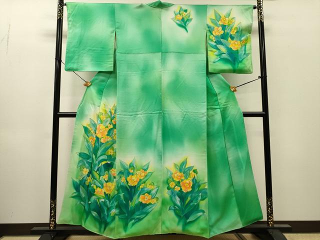 ■■■　サイズ　■■■ 身丈 151.5cm（肩から） 裄丈 64cm 袖丈 48cm　縫込み 4cm 袖幅 32cm 前幅 24cm 後幅 30cm 着物縫いこみ 内揚げ 4cm 裄 お袖側 約3cm　身頃側 約1cm ■■■　商品詳細　■■■ 【正絹】 状態は接写画像のように後身頃・下前・両袖・胴裏・衿裏・衿山に薄い汚れがございますが その他特に目立ったシミ汚れなどもなく大変良い状態です。 大変上質な逸品になります。 お安く出品致しますので、是非この機会にいかがでしょうか？ ■■■　注意事項　■■■ ■モニター発色の具合により色合いが異なる場合がございます。 ■寸法は多少の誤差が生じる場合がございますのでご了承ください。 ■縫込みの長さが左右非対称の場合は短い部分を記載しております。 左右非対称であってもご返品・お値引き等の保証は出来かねますので、ご了承の上ご購入をお願い致します。 ■シミ等のチェックには注意を払っておりますが、見落としがある場合もございますし、個人の見解も様々ですので神経質な方のご購入はお控えください。 ■箪笥に入っておりました着物や帯なので畳みシワや匂いがあるものもございます。 ■お休みは基本的に土日祝となりますが、その他臨時でお休みする場合がございますのでご了承ください。 ■商品の発送は平日のみの発送となります。 ■夜間と土曜、日曜日はお問い合わせの回答が遅れる場合がございます。 ■当店では、お直し、紋入れ、お手入れ等は承っておりません。 ■生地の状態（ヤケ、経年劣化等）によってはサイズ直しが出来ない場合がございます。 その点もどうかご了承のうえ、ご購入をお願いいたします。 ■弊社で取り扱う商品は一点ものにつき、時期や在庫状況に応じて金額が変更となる場合がございます。 ■検針は行っておりません。予めご了承いただきますようお願いいたします。 ■【洗える着物】と記載のある商品におきましては、商品お届け後に洗濯を行ってしまってからのご返品にはご対応しかねます。 念の為、専門店でのお手入れをお願いいたします。 ■写真に写っている物が全てになります。それ以外の付属品はございませんのでご了承ください。 ■状態に関する写真につきましては、掲載可能な写真枚数に限りがあるため、各箇所につき1枚参考画像を掲載しております。 ■着物のサイズ目安は下記を参考ください↓ ＜女性着物＞　お端折り次第で＋5cm　−1cmが着用可能サイズ 　例）身丈170cmの場合、身長160cm〜175cm ＜男性着物＞　身丈＋約25cm〜27cm程が適応身長 　例）身丈155cmの場合、身長180〜182cm