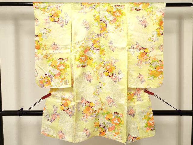 ■■■　サイズ　■■■ 【祝着】 身丈 97cm（肩から） 裄丈 45.5cm（肩上げ　0cm） 袖丈 59.5cm　縫込み 1cm 袖幅 26cm 前幅 15cm 後幅 19cm 着物縫いこみ 内揚げ 0cm （腰上げ　0cm） 裄 お袖側 約1cm　身頃側 約1cm ■■■　商品詳細　■■■ 着物【化繊】の 状態は特に目立ったシミ汚れなどもなく大変良い状態です。 お安く出品致しますので、是非この機会にいかがでしょうか？ ※肩上げと腰上げがされておりません。 ※ご自身で洗濯された場合の保証はできかねます。専門店にご相談ください。 ■■■　注意事項　■■■ ■モニター発色の具合により色合いが異なる場合がございます。 ■寸法は多少の誤差が生じる場合がございますのでご了承ください。 ■縫込みの長さが左右非対称の場合は短い部分を記載しております。 左右非対称であってもご返品・お値引き等の保証は出来かねますので、ご了承の上ご購入をお願い致します。 ■シミ等のチェックには注意を払っておりますが、見落としがある場合もございますし、個人の見解も様々ですので神経質な方のご購入はお控えください。 ■箪笥に入っておりました着物や帯なので畳みシワや匂いがあるものもございます。 ■お休みは基本的に土日祝となりますが、その他臨時でお休みする場合がございますのでご了承ください。 ■商品の発送は平日のみの発送となります。 ■夜間と土曜、日曜日はお問い合わせの回答が遅れる場合がございます。 ■当店では、お直し、紋入れ、お手入れ等は承っておりません。 ■生地の状態（ヤケ、経年劣化等）によってはサイズ直しが出来ない場合がございます。 その点もどうかご了承のうえ、ご購入をお願いいたします。 ■弊社で取り扱う商品は一点ものにつき、時期や在庫状況に応じて金額が変更となる場合がございます。 ■検針は行っておりません。予めご了承いただきますようお願いいたします。 ■【洗える着物】と記載のある商品におきましては、商品お届け後に洗濯を行ってしまってからのご返品にはご対応しかねます。 念の為、専門店でのお手入れをお願いいたします。 ■着物のサイズ目安は下記を参考ください↓ ＜女性着物＞　お端折り次第で＋5cm　−1cmが着用可能サイズ 　例）身丈170cmの場合、身長160cm〜175cm ＜男性着物＞　身丈＋約25cm〜27cm程が適応身長 　例）身丈155cmの場合、身長180〜182cm