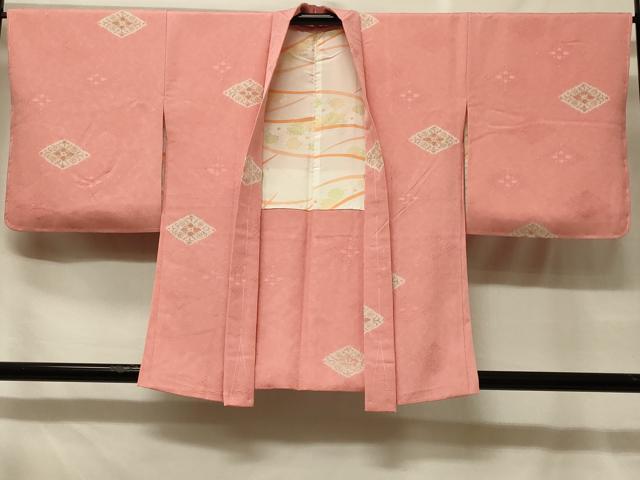 ■■■　サイズ　■■■ 身丈 80.5cm（肩から） 裄丈 66.5cm 袖丈 48cm　縫込み 4cm 袖幅 34cm 前幅 20cm 後幅 30.5cm 裄 お袖側 約1cm　身頃側 約1.5cm ■■■　商品詳細　■■■ 【正絹・未使用】 状態は特に目立ったシミ汚れなどもなく大変良い状態です。 大変上質な逸品になります。 お安く出品致しますので、是非この機会にいかがでしょうか？ ■■■　注意事項　■■■ ■モニター発色の具合により色合いが異なる場合がございます。 ■寸法は多少の誤差が生じる場合がございますのでご了承ください。 ■縫込みの長さが左右非対称の場合は短い部分を記載しております。 左右非対称であってもご返品・お値引き等の保証は出来かねますので、ご了承の上ご購入をお願い致します。 ■シミ等のチェックには注意を払っておりますが、見落としがある場合もございますし、個人の見解も様々ですので神経質な方のご購入はお控えください。 ■箪笥に入っておりました着物や帯なので畳みシワや匂いがあるものもございます。 ■お休みは基本的に土日祝となりますが、その他臨時でお休みする場合がございますのでご了承ください。 ■商品の発送は平日のみの発送となります。 ■夜間と土曜、日曜日はお問い合わせの回答が遅れる場合がございます。 ■当店では、お直し、紋入れ、お手入れ等は承っておりません。 ■生地の状態（ヤケ、経年劣化等）によってはサイズ直しが出来ない場合がございます。 その点もどうかご了承のうえ、ご購入をお願いいたします。 ■弊社で取り扱う商品は一点ものにつき、時期や在庫状況に応じて金額が変更となる場合がございます。 ■検針は行っておりません。予めご了承いただきますようお願いいたします。 ■【洗える着物】と記載のある商品におきましては、商品お届け後に洗濯を行ってしまってからのご返品にはご対応しかねます。 念の為、専門店でのお手入れをお願いいたします。 ■写真に写っている物が全てになります。それ以外の付属品はございませんのでご了承ください。 ■着物のサイズ目安は下記を参考ください↓ ＜女性着物＞　お端折り次第で＋5cm　－1cmが着用可能サイズ 　例）身丈170cmの場合、身長160cm～175cm ＜男性着物＞　身丈＋約25cm～27cm程が適応身長 　例）身丈155cmの場合、身長180～182cm