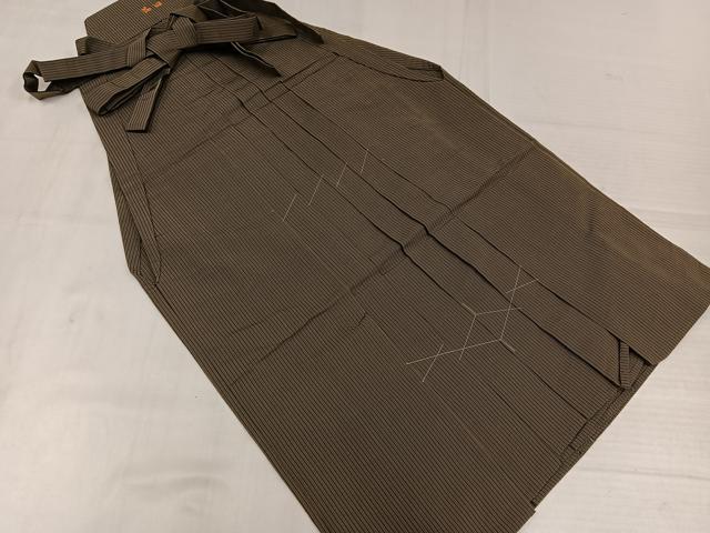 ■■■　サイズ　■■■ 紐下丈　約86cm ■■■　商品詳細　■■■ 【正絹・未使用】 状態は特に目立ったシミ汚れなどもなく大変良い状態です。 大変上質な逸品になります。 お安く出品致しますので、是非この機会にいかがでしょうか？ ■■■　注意事項　■■■ ■モニター発色の具合により色合いが異なる場合がございます。 ■寸法は多少の誤差が生じる場合がございますのでご了承ください。 ■縫込みの長さが左右非対称の場合は短い部分を記載しております。 左右非対称であってもご返品・お値引き等の保証は出来かねますので、ご了承の上ご購入をお願い致します。 ■シミ等のチェックには注意を払っておりますが、見落としがある場合もございますし、個人の見解も様々ですので神経質な方のご購入はお控えください。 ■箪笥に入っておりました着物や帯なので畳みシワや匂いがあるものもございます。 ■お休みは基本的に土日祝となりますが、その他臨時でお休みする場合がございますのでご了承ください。 ■商品の発送は平日のみの発送となります。 ■夜間と土曜、日曜日はお問い合わせの回答が遅れる場合がございます。 ■当店では、お直し、紋入れ、お手入れ等は承っておりません。 ■生地の状態（ヤケ、経年劣化等）によってはサイズ直しが出来ない場合がございます。 その点もどうかご了承のうえ、ご購入をお願いいたします。 ■弊社で取り扱う商品は一点ものにつき、時期や在庫状況に応じて金額が変更となる場合がございます。 ■検針は行っておりません。予めご了承いただきますようお願いいたします。 ■【洗える着物】と記載のある商品におきましては、商品お届け後に洗濯を行ってしまってからのご返品にはご対応しかねます。 念の為、専門店でのお手入れをお願いいたします。 ■写真に写っている物が全てになります。それ以外の付属品はございませんのでご了承ください。 ■状態に関する写真につきましては、掲載可能な写真枚数に限りがあるため、各箇所につき1枚参考画像を掲載しております。 ■着物のサイズ目安は下記を参考ください↓ ＜女性着物＞　お端折り次第で＋5cm　−1cmが着用可能サイズ 　例）身丈170cmの場合、身長160cm〜175cm ＜男性着物＞　身丈＋約25cm〜27cm程が適応身長 　例）身丈155cmの場合、身長180〜182cm