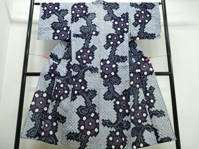 ■■■　サイズ　■■■ 身丈 145.5cm（肩から） 裄丈 64.5cm 袖丈 44.5cm　縫込み 2.5cm 袖幅 33.5cm 前幅 24.5cm 後幅 29cm 着物縫いこみ 内揚げ 5.5cm 裄 お袖側 約1.5cm　身頃側 約2cm ■■■　商品詳細　■■■ 【綿】 状態は特に目立ったシミ汚れなどもなく大変良い状態です。 人気の高い“有松鳴海絞り”の浴衣でございます。 “鳴海絞り”ならではの表情を生み出す立体感と 淡いぼかしで息を吹き込まれ、 今にも動き出しそうな迫力を放っております。 夏祭りや花火大会、これから増えるイベントに連れ立って、 より夏をお楽しみ下さいませ。 大変上質な逸品になります。 お安く出品致しますので、是非この機会にいかがでしょうか？ ■■■　注意事項　■■■ ■モニター発色の具合により色合いが異なる場合がございます。 ■寸法は多少の誤差が生じる場合がございますのでご了承ください。 ■縫込みの長さが左右非対称の場合は短い部分を記載しております。 左右非対称であってもご返品・お値引き等の保証は出来かねますので、ご了承の上ご購入をお願い致します。 ■シミ等のチェックには注意を払っておりますが、見落としがある場合もございますし、個人の見解も様々ですので神経質な方のご購入はお控えください。 ■箪笥に入っておりました着物や帯なので畳みシワや匂いがあるものもございます。 ■お休みは基本的に土日祝となりますが、その他臨時でお休みする場合がございますのでご了承ください。 ■商品の発送は平日のみの発送となります。 ■夜間と土曜、日曜日はお問い合わせの回答が遅れる場合がございます。 ■当店では、お直し、紋入れ、お手入れ等は承っておりません。 ■生地の状態（ヤケ、経年劣化等）によってはサイズ直しが出来ない場合がございます。 その点もどうかご了承のうえ、ご購入をお願いいたします。 ■弊社で取り扱う商品は一点ものにつき、時期や在庫状況に応じて金額が変更となる場合がございます。 ■検針は行っておりません。予めご了承いただきますようお願いいたします。 ■【洗える着物】と記載のある商品におきましては、商品お届け後に洗濯を行ってしまってからのご返品にはご対応しかねます。 念の為、専門店でのお手入れをお願いいたします。 ■写真に写っている物が全てになります。それ以外の付属品はございませんのでご了承ください。 ■状態に関する写真につきましては、掲載可能な写真枚数に限りがあるため、各箇所につき1枚参考画像を掲載しております。 ■着物のサイズ目安は下記を参考ください↓ ＜女性着物＞　お端折り次第で＋5cm　−1cmが着用可能サイズ 　例）身丈170cmの場合、身長160cm〜175cm ＜男性着物＞　身丈＋約25cm〜27cm程が適応身長 　例）身丈155cmの場合、身長180〜182cm