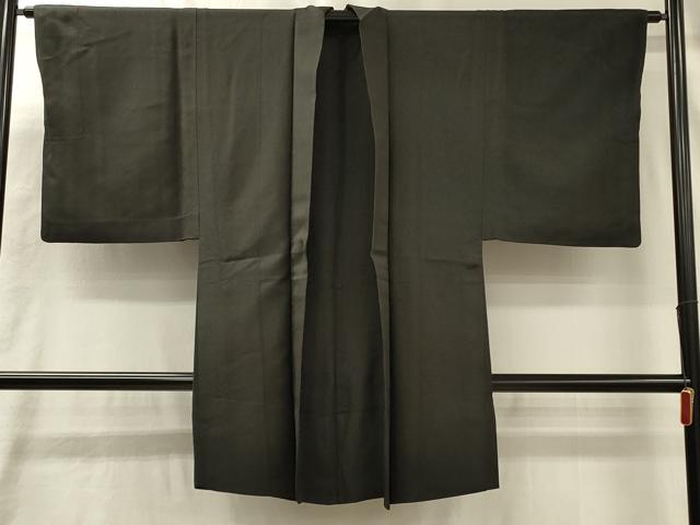 ■■■　サイズ　■■■ 身丈 97.5cm（肩から） 裄丈 65.5cm 袖丈 49cm　縫込み 4cm 袖幅 33.5cm 前幅 19.5cm 後幅 30.5cm 裄 お袖側 約0cm　身頃側 約2cm ■■■　商品詳細　■■■ 【正絹】 状態は接写画像のように左袖前・右袖前に薄い汚れがございますが その他特に目立ったシミ汚れなどもなく大変良い状態です。 大変上質な逸品になります。 お安く出品致しますので、是非この機会にいかがでしょうか？ ■■■　注意事項　■■■ ■モニター発色の具合により色合いが異なる場合がございます。 ■寸法は多少の誤差が生じる場合がございますのでご了承ください。 ■縫込みの長さが左右非対称の場合は短い部分を記載しております。 左右非対称であってもご返品・お値引き等の保証は出来かねますので、ご了承の上ご購入をお願い致します。 ■シミ等のチェックには注意を払っておりますが、見落としがある場合もございますし、個人の見解も様々ですので神経質な方のご購入はお控えください。 ■箪笥に入っておりました着物や帯なので畳みシワや匂いがあるものもございます。 ■お休みは基本的に土日祝となりますが、その他臨時でお休みする場合がございますのでご了承ください。 ■商品の発送は平日のみの発送となります。 ■夜間と土曜、日曜日はお問い合わせの回答が遅れる場合がございます。 ■当店では、お直し、紋入れ、お手入れ等は承っておりません。 ■生地の状態（ヤケ、経年劣化等）によってはサイズ直しが出来ない場合がございます。 その点もどうかご了承のうえ、ご購入をお願いいたします。 ■弊社で取り扱う商品は一点ものにつき、時期や在庫状況に応じて金額が変更となる場合がございます。 ■検針は行っておりません。予めご了承いただきますようお願いいたします。 ■【洗える着物】と記載のある商品におきましては、商品お届け後に洗濯を行ってしまってからのご返品にはご対応しかねます。 念の為、専門店でのお手入れをお願いいたします。 ■写真に写っている物が全てになります。それ以外の付属品はございませんのでご了承ください。 ■状態に関する写真につきましては、掲載可能な写真枚数に限りがあるため、各箇所につき1枚参考画像を掲載しております。 ■着物のサイズ目安は下記を参考ください↓ ＜女性着物＞　お端折り次第で＋5cm　−1cmが着用可能サイズ 　例）身丈170cmの場合、身長160cm〜175cm ＜男性着物＞　身丈＋約25cm〜27cm程が適応身長 　例）身丈155cmの場合、身長180〜182cm