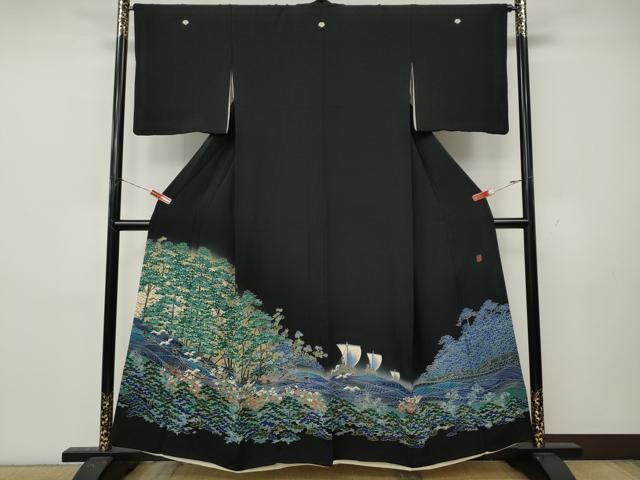 ■■■　サイズ　■■■ 身丈 158cm（肩から） 裄丈 66cm 袖丈 48cm　縫込み 5cm 袖幅 33.5cm 前幅 26.5cm 後幅 30cm 着物縫いこみ 内揚げ 7cm 裄 お袖側 約2cm　身頃側 約2cm ■■■　商品詳細　■■■ 【正絹・五つ紋・比翼仕立て】 状態は接写画像のように衿山・両袖・袖口・比翼衿山・比翼・胴裏に薄い汚れがございますが その他特に目立ったシミ汚れなどもなく大変良い状態です。 大変上質な逸品になります。 お安く出品致しますので、是非この機会にいかがでしょうか？ ■■■　注意事項　■■■ ■モニター発色の具合により色合いが異なる場合がございます。 ■寸法は多少の誤差が生じる場合がございますのでご了承ください。 ■縫込みの長さが左右非対称の場合は短い部分を記載しております。 左右非対称であってもご返品・お値引き等の保証は出来かねますので、ご了承の上ご購入をお願い致します。 ■シミ等のチェックには注意を払っておりますが、見落としがある場合もございますし、個人の見解も様々ですので神経質な方のご購入はお控えください。 ■箪笥に入っておりました着物や帯なので畳みシワや匂いがあるものもございます。 ■お休みは基本的に土日祝となりますが、その他臨時でお休みする場合がございますのでご了承ください。 ■商品の発送は平日のみの発送となります。 ■夜間と土曜、日曜日はお問い合わせの回答が遅れる場合がございます。 ■当店では、お直し、紋入れ、お手入れ等は承っておりません。 ■生地の状態（ヤケ、経年劣化等）によってはサイズ直しが出来ない場合がございます。 その点もどうかご了承のうえ、ご購入をお願いいたします。 ■弊社で取り扱う商品は一点ものにつき、時期や在庫状況に応じて金額が変更となる場合がございます。 ■検針は行っておりません。予めご了承いただきますようお願いいたします。 ■【洗える着物】と記載のある商品におきましては、商品お届け後に洗濯を行ってしまってからのご返品にはご対応しかねます。 念の為、専門店でのお手入れをお願いいたします。 ■写真に写っている物が全てになります。それ以外の付属品はございませんのでご了承ください。 ■状態に関する写真につきましては、掲載可能な写真枚数に限りがあるため、各箇所につき1枚参考画像を掲載しております。 ■着物のサイズ目安は下記を参考ください↓ ＜女性着物＞　お端折り次第で＋5cm　−1cmが着用可能サイズ 　例）身丈170cmの場合、身長160cm〜175cm ＜男性着物＞　身丈＋約25cm〜27cm程が適応身長 　例）身丈155cmの場合、身長180〜182cm