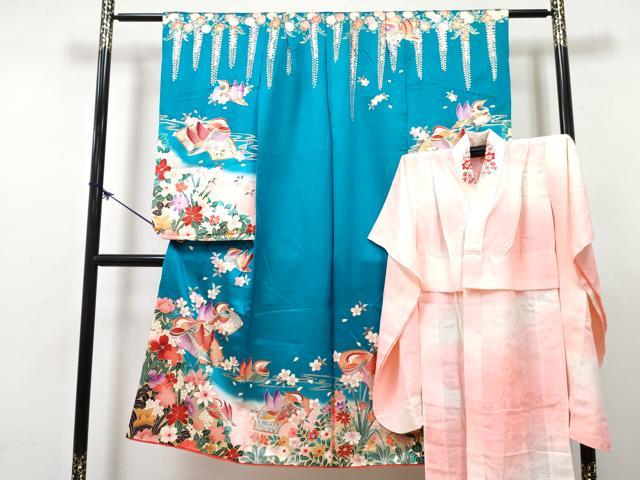 ■■■　サイズ　■■■ 【祝着】 身丈 136cm（肩から） 裄丈 53cm（肩上げ　2cm） 袖丈 73cm　縫込み 1cm 袖幅 32.5cm 前幅 18.5cm 後幅 25.5cm 着物縫いこみ 内揚げ 0cm （腰上げ　0cm） 裄 お袖側 約1.5cm　身頃側 約1cm 【長襦袢】 身丈 93.5cm（肩から） 裄丈 48cm（肩上げ　4.5cm） 袖丈 72.5cm　縫込み 2cm 袖幅 30.5cm 前幅 22.5cm 後幅 26.5cm 着物縫いこみ 内揚げ 0cm （腰上げ　9cm） 裄 お袖側 約4.5cm　身頃側 約4cm ■■■　商品詳細　■■■ 着物【正絹・重ね衿：取り外し可能】の 状態は接写画像のように下前・下前おくみに薄い汚れがございますが その他特に目立ったシミ汚れなどもなく大変良い状態です。 長襦袢【正絹】の 状態は接写画像のように半衿に薄い汚れがございますが その他特に目立ったシミ汚れなどもなく大変良い状態です。 大変上質な逸品になります。 お安く出品致しますので、是非この機会にいかがでしょうか？ ■■■　注意事項　■■■ ■モニター発色の具合により色合いが異なる場合がございます。 ■寸法は多少の誤差が生じる場合がございますのでご了承ください。 ■縫込みの長さが左右非対称の場合は短い部分を記載しております。 左右非対称であってもご返品・お値引き等の保証は出来かねますので、ご了承の上ご購入をお願い致します。 ■シミ等のチェックには注意を払っておりますが、見落としがある場合もございますし、個人の見解も様々ですので神経質な方のご購入はお控えください。 ■箪笥に入っておりました着物や帯なので畳みシワや匂いがあるものもございます。 ■お休みは基本的に土日祝となりますが、その他臨時でお休みする場合がございますのでご了承ください。 ■商品の発送は平日のみの発送となります。 ■夜間と土曜、日曜日はお問い合わせの回答が遅れる場合がございます。 ■当店では、お直し、紋入れ、お手入れ等は承っておりません。 ■生地の状態（ヤケ、経年劣化等）によってはサイズ直しが出来ない場合がございます。 その点もどうかご了承のうえ、ご購入をお願いいたします。 ■弊社で取り扱う商品は一点ものにつき、時期や在庫状況に応じて金額が変更となる場合がございます。 ■検針は行っておりません。予めご了承いただきますようお願いいたします。 ■【洗える着物】と記載のある商品におきましては、商品お届け後に洗濯を行ってしまってからのご返品にはご対応しかねます。 念の為、専門店でのお手入れをお願いいたします。 ■写真に写っている物が全てになります。それ以外の付属品はございませんのでご了承ください。 ■状態に関する写真につきましては、掲載可能な写真枚数に限りがあるため、各箇所につき1枚参考画像を掲載しております。 ■着物のサイズ目安は下記を参考ください↓ ＜女性着物＞　お端折り次第で＋5cm　−1cmが着用可能サイズ 　例）身丈170cmの場合、身長160cm〜175cm ＜男性着物＞　身丈＋約25cm〜27cm程が適応身長 　例）身丈155cmの場合、身長180〜182cm