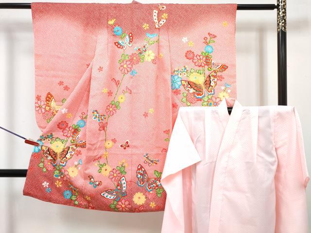 ■■■　サイズ　■■■ 【祝着】 身丈 99cm（肩から） 裄丈 46.5cm（肩上げ　2.5cm） 袖丈 61cm　縫込み 2cm 袖幅 30.5cm 前幅 16.5cm 後幅 22cm 着物縫いこみ 内揚げ 0cm （腰上げ　0cm） 裄 お袖側 約1cm　身頃側 約1.5cm 【長襦袢】 身丈 74cm（肩から） 裄丈 47cm（肩上げ　2.5cm） 袖丈 60cm　縫込み 2cm 袖幅 31cm 前幅 30.5cm 後幅 21cm 着物縫いこみ 内揚げ 0cm （腰上げ　0cm） 裄 お袖側 約4.5cm　身頃側 約1.5cm ※裾が約5.5cm上がっております。 ■■■　商品詳細　■■■ 着物【化繊・重ね衿：取り外し可能】の 状態は特に目立ったシミ汚れなどもなく大変良い状態です。 長襦袢【化繊】の 状態は接写画像のように右袖後・裏面に薄い汚れがございますが その他特に目立ったシミ汚れなどもなく大変良い状態です。 お安く出品致しますので、是非この機会にいかがでしょうか？ ※襦袢の裄丈・袖幅が着物よりも大きい仕立てになっておりますので、ご確認の上ご入札くださいませ。 ※長襦袢の前幅が後幅よりも大きい仕立てになっておりますので、ご確認の上ご入札くださいませ。 ※ご自身で洗濯された場合の保証はできかねます。専門店にご相談ください。 ■■■　注意事項　■■■ ■モニター発色の具合により色合いが異なる場合がございます。 ■寸法は多少の誤差が生じる場合がございますのでご了承ください。 ■縫込みの長さが左右非対称の場合は短い部分を記載しております。 左右非対称であってもご返品・お値引き等の保証は出来かねますので、ご了承の上ご購入をお願い致します。 ■シミ等のチェックには注意を払っておりますが、見落としがある場合もございますし、個人の見解も様々ですので神経質な方のご購入はお控えください。 ■箪笥に入っておりました着物や帯なので畳みシワや匂いがあるものもございます。 ■お休みは基本的に土日祝となりますが、その他臨時でお休みする場合がございますのでご了承ください。 ■商品の発送は平日のみの発送となります。 ■夜間と土曜、日曜日はお問い合わせの回答が遅れる場合がございます。 ■当店では、お直し、紋入れ、お手入れ等は承っておりません。 ■生地の状態（ヤケ、経年劣化等）によってはサイズ直しが出来ない場合がございます。 その点もどうかご了承のうえ、ご購入をお願いいたします。 ■弊社で取り扱う商品は一点ものにつき、時期や在庫状況に応じて金額が変更となる場合がございます。 ■検針は行っておりません。予めご了承いただきますようお願いいたします。 ■【洗える着物】と記載のある商品におきましては、商品お届け後に洗濯を行ってしまってからのご返品にはご対応しかねます。 念の為、専門店でのお手入れをお願いいたします。 ■写真に写っている物が全てになります。それ以外の付属品はございませんのでご了承ください。 ■状態に関する写真につきましては、掲載可能な写真枚数に限りがあるため、各箇所につき1枚参考画像を掲載しております。 ■着物のサイズ目安は下記を参考ください↓ ＜女性着物＞　お端折り次第で＋5cm　−1cmが着用可能サイズ 　例）身丈170cmの場合、身長160cm〜175cm ＜男性着物＞　身丈＋約25cm〜27cm程が適応身長 　例）身丈155cmの場合、身長180〜182cm
