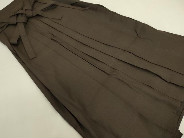 ■■■　サイズ　■■■ 紐下丈　約90cm ■■■　商品詳細　■■■ 【正絹】 状態は接写画像のように一の襞・二の襞・三の襞に薄い汚れ 後ろ襞に糸の飛び出しがございますが その他特に目立ったシミ汚れなどもなく大変良い状態です。 大変上質な逸品になります。 お安く出品致しますので、是非この機会にいかがでしょうか？ ■■■　注意事項　■■■ ■モニター発色の具合により色合いが異なる場合がございます。 ■寸法は多少の誤差が生じる場合がございますのでご了承ください。 ■縫込みの長さが左右非対称の場合は短い部分を記載しております。 左右非対称であってもご返品・お値引き等の保証は出来かねますので、ご了承の上ご購入をお願い致します。 ■シミ等のチェックには注意を払っておりますが、見落としがある場合もございますし、個人の見解も様々ですので神経質な方のご購入はお控えください。 ■箪笥に入っておりました着物や帯なので畳みシワや匂いがあるものもございます。 ■お休みは基本的に土日祝となりますが、その他臨時でお休みする場合がございますのでご了承ください。 ■商品の発送は平日のみの発送となります。 ■夜間と土曜、日曜日はお問い合わせの回答が遅れる場合がございます。 ■当店では、お直し、紋入れ、お手入れ等は承っておりません。 ■生地の状態（ヤケ、経年劣化等）によってはサイズ直しが出来ない場合がございます。 その点もどうかご了承のうえ、ご購入をお願いいたします。 ■弊社で取り扱う商品は一点ものにつき、時期や在庫状況に応じて金額が変更となる場合がございます。 ■検針は行っておりません。予めご了承いただきますようお願いいたします。 ■【洗える着物】と記載のある商品におきましては、商品お届け後に洗濯を行ってしまってからのご返品にはご対応しかねます。 念の為、専門店でのお手入れをお願いいたします。 ■写真に写っている物が全てになります。それ以外の付属品はございませんのでご了承ください。 ■状態に関する写真につきましては、掲載可能な写真枚数に限りがあるため、各箇所につき1枚参考画像を掲載しております。 ■着物のサイズ目安は下記を参考ください↓ ＜女性着物＞　お端折り次第で＋5cm　−1cmが着用可能サイズ 　例）身丈170cmの場合、身長160cm〜175cm ＜男性着物＞　身丈＋約25cm〜27cm程が適応身長 　例）身丈155cmの場合、身長180〜182cm