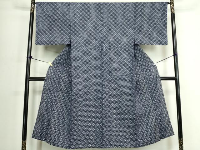 ■■■　サイズ　■■■ 身丈 141.5cm（肩から） 裄丈 65.5cm 袖丈 47cm　縫込み 3cm 袖幅 33.5cm 前幅 25cm 後幅 31cm 着物縫いこみ 内揚げ 7cm 裄 お袖側 約0cm　身頃側 約0cm ■■■　商品詳細　■■■ 【綿】 状態は特に目立ったシミ汚れなどもなく大変良い状態です。 大変上質な逸品になります。 お安く出品致しますので、是非この機会にいかがでしょうか？ ■■■　注意事項　■■■ ■モニター発色の具合により色合いが異なる場合がございます。 ■寸法は多少の誤差が生じる場合がございますのでご了承ください。 ■縫込みの長さが左右非対称の場合は短い部分を記載しております。 左右非対称であってもご返品・お値引き等の保証は出来かねますので、ご了承の上ご購入をお願い致します。 ■シミ等のチェックには注意を払っておりますが、見落としがある場合もございますし、個人の見解も様々ですので神経質な方のご購入はお控えください。 ■箪笥に入っておりました着物や帯なので畳みシワや匂いがあるものもございます。 ■お休みは基本的に土日祝となりますが、その他臨時でお休みする場合がございますのでご了承ください。 ■商品の発送は平日のみの発送となります。 ■夜間と土曜、日曜日はお問い合わせの回答が遅れる場合がございます。 ■当店では、お直し、紋入れ、お手入れ等は承っておりません。 ■生地の状態（ヤケ、経年劣化等）によってはサイズ直しが出来ない場合がございます。 その点もどうかご了承のうえ、ご購入をお願いいたします。 ■弊社で取り扱う商品は一点ものにつき、時期や在庫状況に応じて金額が変更となる場合がございます。 ■検針は行っておりません。予めご了承いただきますようお願いいたします。 ■【洗える着物】と記載のある商品におきましては、商品お届け後に洗濯を行ってしまってからのご返品にはご対応しかねます。 念の為、専門店でのお手入れをお願いいたします。 ■写真に写っている物が全てになります。それ以外の付属品はございませんのでご了承ください。 ■状態に関する写真につきましては、掲載可能な写真枚数に限りがあるため、各箇所につき1枚参考画像を掲載しております。 ■着物のサイズ目安は下記を参考ください↓ ＜女性着物＞　お端折り次第で＋5cm　−1cmが着用可能サイズ 　例）身丈170cmの場合、身長160cm〜175cm ＜男性着物＞　身丈＋約25cm〜27cm程が適応身長 　例）身丈155cmの場合、身長180〜182cm