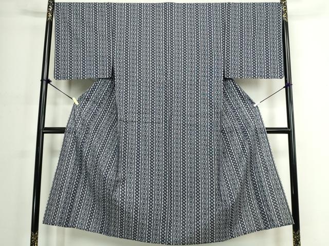 ■■■　サイズ　■■■ 身丈 141cm（肩から） 裄丈 68.5cm 袖丈 49cm　縫込み 3.5cm 袖幅 34cm 前幅 25cm 後幅 31cm 着物縫いこみ 内揚げ 4cm 裄 お袖側 約1cm　身頃側 約1cm ■■■　商品詳細　■■■ 【綿】 状態は接写画像のように肩当てに薄い汚れがございますがその他表地は特に目立ったシミ汚れなどもなく大変良い状態です。 大変上質な逸品になります。 お安く出品致しますので、是非この機会にいかがでしょうか？ ■■■　注意事項　■■■ ■モニター発色の具合により色合いが異なる場合がございます。 ■寸法は多少の誤差が生じる場合がございますのでご了承ください。 ■縫込みの長さが左右非対称の場合は短い部分を記載しております。 左右非対称であってもご返品・お値引き等の保証は出来かねますので、ご了承の上ご購入をお願い致します。 ■シミ等のチェックには注意を払っておりますが、見落としがある場合もございますし、個人の見解も様々ですので神経質な方のご購入はお控えください。 ■箪笥に入っておりました着物や帯なので畳みシワや匂いがあるものもございます。 ■お休みは基本的に土日祝となりますが、その他臨時でお休みする場合がございますのでご了承ください。 ■商品の発送は平日のみの発送となります。 ■夜間と土曜、日曜日はお問い合わせの回答が遅れる場合がございます。 ■当店では、お直し、紋入れ、お手入れ等は承っておりません。 ■生地の状態（ヤケ、経年劣化等）によってはサイズ直しが出来ない場合がございます。 その点もどうかご了承のうえ、ご購入をお願いいたします。 ■弊社で取り扱う商品は一点ものにつき、時期や在庫状況に応じて金額が変更となる場合がございます。 ■検針は行っておりません。予めご了承いただきますようお願いいたします。 ■【洗える着物】と記載のある商品におきましては、商品お届け後に洗濯を行ってしまってからのご返品にはご対応しかねます。 念の為、専門店でのお手入れをお願いいたします。 ■写真に写っている物が全てになります。それ以外の付属品はございませんのでご了承ください。 ■状態に関する写真につきましては、掲載可能な写真枚数に限りがあるため、各箇所につき1枚参考画像を掲載しております。 ■着物のサイズ目安は下記を参考ください↓ ＜女性着物＞　お端折り次第で＋5cm　−1cmが着用可能サイズ 　例）身丈170cmの場合、身長160cm〜175cm ＜男性着物＞　身丈＋約25cm〜27cm程が適応身長 　例）身丈155cmの場合、身長180〜182cm