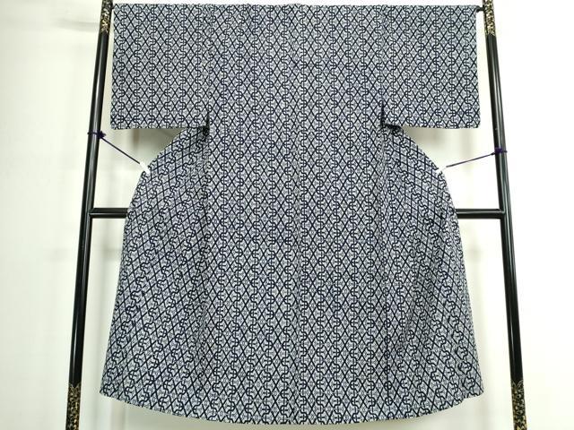 ■■■　サイズ　■■■ 身丈 144.5cm（肩から） 裄丈 69cm 袖丈 48cm　縫込み 4cm 袖幅 35cm 前幅 27cm 後幅 31cm 着物縫いこみ 内揚げ 6cm 裄 お袖側 約1cm　身頃側 約0cm ■■■　商品詳細　■■■ 【綿】 状態は特に目立ったシミ汚れなどもなく大変良い状態です。 大変上質な逸品になります。 お安く出品致しますので、是非この機会にいかがでしょうか？ ■■■　注意事項　■■■ ■モニター発色の具合により色合いが異なる場合がございます。 ■寸法は多少の誤差が生じる場合がございますのでご了承ください。 ■縫込みの長さが左右非対称の場合は短い部分を記載しております。 左右非対称であってもご返品・お値引き等の保証は出来かねますので、ご了承の上ご購入をお願い致します。 ■シミ等のチェックには注意を払っておりますが、見落としがある場合もございますし、個人の見解も様々ですので神経質な方のご購入はお控えください。 ■箪笥に入っておりました着物や帯なので畳みシワや匂いがあるものもございます。 ■お休みは基本的に土日祝となりますが、その他臨時でお休みする場合がございますのでご了承ください。 ■商品の発送は平日のみの発送となります。 ■夜間と土曜、日曜日はお問い合わせの回答が遅れる場合がございます。 ■当店では、お直し、紋入れ、お手入れ等は承っておりません。 ■生地の状態（ヤケ、経年劣化等）によってはサイズ直しが出来ない場合がございます。 その点もどうかご了承のうえ、ご購入をお願いいたします。 ■弊社で取り扱う商品は一点ものにつき、時期や在庫状況に応じて金額が変更となる場合がございます。 ■検針は行っておりません。予めご了承いただきますようお願いいたします。 ■【洗える着物】と記載のある商品におきましては、商品お届け後に洗濯を行ってしまってからのご返品にはご対応しかねます。 念の為、専門店でのお手入れをお願いいたします。 ■写真に写っている物が全てになります。それ以外の付属品はございませんのでご了承ください。 ■状態に関する写真につきましては、掲載可能な写真枚数に限りがあるため、各箇所につき1枚参考画像を掲載しております。 ■着物のサイズ目安は下記を参考ください↓ ＜女性着物＞　お端折り次第で＋5cm　−1cmが着用可能サイズ 　例）身丈170cmの場合、身長160cm〜175cm ＜男性着物＞　身丈＋約25cm〜27cm程が適応身長 　例）身丈155cmの場合、身長180〜182cm