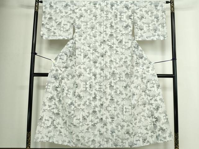 ■■■　サイズ　■■■ 身丈 148.5cm（肩から） 裄丈 63.5cm 袖丈 43cm　縫込み 1.5cm 袖幅 32cm 前幅 23.5cm 後幅 29.5cm 着物縫いこみ 内揚げ 3cm 裄 お袖側 約1.5cm　身頃側 約3cm ■■■　商品詳細　■■■ 【綿】 状態は特に目立ったシミ汚れなどもなく大変良い状態です。 大変上質な逸品になります。 お安く出品致しますので、是非この機会にいかがでしょうか？ ■■■　注意事項　■■■ ■モニター発色の具合により色合いが異なる場合がございます。 ■寸法は多少の誤差が生じる場合がございますのでご了承ください。 ■縫込みの長さが左右非対称の場合は短い部分を記載しております。 左右非対称であってもご返品・お値引き等の保証は出来かねますので、ご了承の上ご購入をお願い致します。 ■シミ等のチェックには注意を払っておりますが、見落としがある場合もございますし、個人の見解も様々ですので神経質な方のご購入はお控えください。 ■箪笥に入っておりました着物や帯なので畳みシワや匂いがあるものもございます。 ■お休みは基本的に土日祝となりますが、その他臨時でお休みする場合がございますのでご了承ください。 ■商品の発送は平日のみの発送となります。 ■夜間と土曜、日曜日はお問い合わせの回答が遅れる場合がございます。 ■当店では、お直し、紋入れ、お手入れ等は承っておりません。 ■生地の状態（ヤケ、経年劣化等）によってはサイズ直しが出来ない場合がございます。 その点もどうかご了承のうえ、ご購入をお願いいたします。 ■弊社で取り扱う商品は一点ものにつき、時期や在庫状況に応じて金額が変更となる場合がございます。 ■検針は行っておりません。予めご了承いただきますようお願いいたします。 ■【洗える着物】と記載のある商品におきましては、商品お届け後に洗濯を行ってしまってからのご返品にはご対応しかねます。 念の為、専門店でのお手入れをお願いいたします。 ■写真に写っている物が全てになります。それ以外の付属品はございませんのでご了承ください。 ■状態に関する写真につきましては、掲載可能な写真枚数に限りがあるため、各箇所につき1枚参考画像を掲載しております。 ■着物のサイズ目安は下記を参考ください↓ ＜女性着物＞　お端折り次第で＋5cm　−1cmが着用可能サイズ 　例）身丈170cmの場合、身長160cm〜175cm ＜男性着物＞　身丈＋約25cm〜27cm程が適応身長 　例）身丈155cmの場合、身長180〜182cm