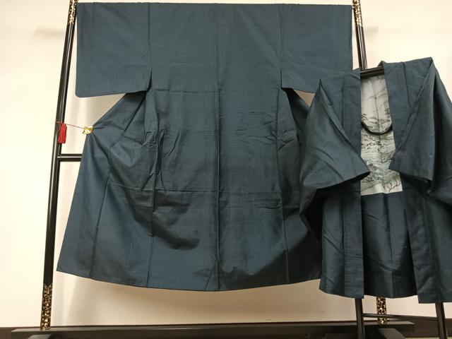 ■■■　サイズ　■■■ 【着物】 身丈 139cm（肩から） 裄丈 68cm 袖丈 50.5cm　縫込み 3.5cm 袖幅 34.5cm 前幅 24.5cm 後幅 30.5cm 着物縫いこみ 内揚げ 8cm 裄 お袖側 約2.5cm　身頃側 約3.5cm 【羽織】 身丈 89cm（肩から） 裄丈 69cm 袖丈 51cm　縫込み 4cm 袖幅 36cm 前幅 19cm 後幅 30.5cm 裄 お袖側 約2cm　身頃側 約4cm ■■■　商品詳細　■■■ 【正絹】 着物の状態は接写画像のように上前に薄い汚れがございますが その他特に目立ったシミ汚れなどもなく大変良い状態です。 羽織の状態は接写画像のように右袖に薄い汚れがございますが その他特に目立ったシミ汚れなどもなく大変良い状態です。 大変上質な逸品になります。 お安く出品致しますので、是非この機会にいかがでしょうか？ ■■■　注意事項　■■■ ■モニター発色の具合により色合いが異なる場合がございます。 ■寸法は多少の誤差が生じる場合がございますのでご了承ください。 ■縫込みの長さが左右非対称の場合は短い部分を記載しております。 左右非対称であってもご返品・お値引き等の保証は出来かねますので、ご了承の上ご購入をお願い致します。 ■シミ等のチェックには注意を払っておりますが、見落としがある場合もございますし、個人の見解も様々ですので神経質な方のご購入はお控えください。 ■箪笥に入っておりました着物や帯なので畳みシワや匂いがあるものもございます。 ■お休みは基本的に土日祝となりますが、その他臨時でお休みする場合がございますのでご了承ください。 ■商品の発送は平日のみの発送となります。 ■夜間と土曜、日曜日はお問い合わせの回答が遅れる場合がございます。 ■当店では、お直し、紋入れ、お手入れ等は承っておりません。 ■生地の状態（ヤケ、経年劣化等）によってはサイズ直しが出来ない場合がございます。 その点もどうかご了承のうえ、ご購入をお願いいたします。 ■弊社で取り扱う商品は一点ものにつき、時期や在庫状況に応じて金額が変更となる場合がございます。 ■検針は行っておりません。予めご了承いただきますようお願いいたします。 ■【洗える着物】と記載のある商品におきましては、商品お届け後に洗濯を行ってしまってからのご返品にはご対応しかねます。 念の為、専門店でのお手入れをお願いいたします。 ■写真に写っている物が全てになります。それ以外の付属品はございませんのでご了承ください。 ■状態に関する写真につきましては、掲載可能な写真枚数に限りがあるため、各箇所につき1枚参考画像を掲載しております。 ■着物のサイズ目安は下記を参考ください↓ ＜女性着物＞　お端折り次第で＋5cm　−1cmが着用可能サイズ 　例）身丈170cmの場合、身長160cm〜175cm ＜男性着物＞　身丈＋約25cm〜27cm程が適応身長 　例）身丈155cmの場合、身長180〜182cm