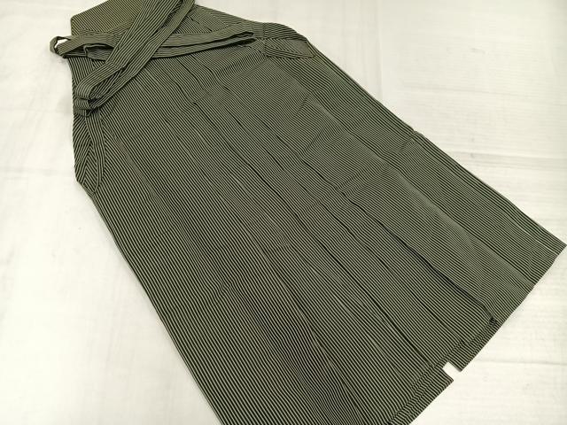 ■■■　サイズ　■■■ 紐下丈　約84cm ■■■　商品詳細　■■■ 【正絹】 状態は接写画像のように腰板・後紐・、前紐・表地に薄い汚れがございますが その他特に目立ったシミ汚れなどもなく大変良い状態です。 商標登録”毘龍織”のブランドで、創業100年を超える米沢織の織元として、 今も伝統の袴地を作り続けています。 現在では、婦人服の分野で、シルク素材を中心に、 綿・麻・ウール等の天然繊維を使ったジャガード織物を主に、 天然繊維からポリエステル・レーヨン・トリアセテート等の化合織まで、 後染、先染を問わず、なんでもこなせるテキスタイルの総合メーカーとして、 産地に確固たる地位を確立しています。 大変上質な逸品になりますのでぜひお手入れをされてお召しになられてはいかがでしょうか。 お安く出品致しますので、是非この機会にいかがでしょうか？ ■■■　注意事項　■■■ ■モニター発色の具合により色合いが異なる場合がございます。 ■寸法は多少の誤差が生じる場合がございますのでご了承ください。 ■縫込みの長さが左右非対称の場合は短い部分を記載しております。 左右非対称であってもご返品・お値引き等の保証は出来かねますので、ご了承の上ご購入をお願い致します。 ■シミ等のチェックには注意を払っておりますが、見落としがある場合もございますし、個人の見解も様々ですので神経質な方のご購入はお控えください。 ■箪笥に入っておりました着物や帯なので畳みシワや匂いがあるものもございます。 ■お休みは基本的に土日祝となりますが、その他臨時でお休みする場合がございますのでご了承ください。 ■商品の発送は平日のみの発送となります。 ■夜間と土曜、日曜日はお問い合わせの回答が遅れる場合がございます。 ■当店では、お直し、紋入れ、お手入れ等は承っておりません。 ■生地の状態（ヤケ、経年劣化等）によってはサイズ直しが出来ない場合がございます。 その点もどうかご了承のうえ、ご購入をお願いいたします。 ■弊社で取り扱う商品は一点ものにつき、時期や在庫状況に応じて金額が変更となる場合がございます。 ■検針は行っておりません。予めご了承いただきますようお願いいたします。 ■【洗える着物】と記載のある商品におきましては、商品お届け後に洗濯を行ってしまってからのご返品にはご対応しかねます。 念の為、専門店でのお手入れをお願いいたします。 ■写真に写っている物が全てになります。それ以外の付属品はございませんのでご了承ください。 ■状態に関する写真につきましては、掲載可能な写真枚数に限りがあるため、各箇所につき1枚参考画像を掲載しております。 ■着物のサイズ目安は下記を参考ください↓ ＜女性着物＞　お端折り次第で＋5cm　−1cmが着用可能サイズ 　例）身丈170cmの場合、身長160cm〜175cm ＜男性着物＞　身丈＋約25cm〜27cm程が適応身長 　例）身丈155cmの場合、身長180〜182cm
