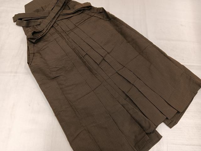 ■■■　サイズ　■■■ 紐下丈　約83.5cm ■■■　商品詳細　■■■ 【正絹】 状態は特に目立ったシミ汚れなどもなく大変良い状態です。 大変上質な逸品になります。 お安く出品致しますので、是非この機会にいかがでしょうか？ ■■■　注意事項　■■■ ■モニター発色の具合により色合いが異なる場合がございます。 ■寸法は多少の誤差が生じる場合がございますのでご了承ください。 ■縫込みの長さが左右非対称の場合は短い部分を記載しております。 左右非対称であってもご返品・お値引き等の保証は出来かねますので、ご了承の上ご購入をお願い致します。 ■シミ等のチェックには注意を払っておりますが、見落としがある場合もございますし、個人の見解も様々ですので神経質な方のご購入はお控えください。 ■箪笥に入っておりました着物や帯なので畳みシワや匂いがあるものもございます。 ■お休みは基本的に土日祝となりますが、その他臨時でお休みする場合がございますのでご了承ください。 ■商品の発送は平日のみの発送となります。 ■夜間と土曜、日曜日はお問い合わせの回答が遅れる場合がございます。 ■当店では、お直し、紋入れ、お手入れ等は承っておりません。 ■生地の状態（ヤケ、経年劣化等）によってはサイズ直しが出来ない場合がございます。 その点もどうかご了承のうえ、ご購入をお願いいたします。 ■弊社で取り扱う商品は一点ものにつき、時期や在庫状況に応じて金額が変更となる場合がございます。 ■検針は行っておりません。予めご了承いただきますようお願いいたします。 ■【洗える着物】と記載のある商品におきましては、商品お届け後に洗濯を行ってしまってからのご返品にはご対応しかねます。 念の為、専門店でのお手入れをお願いいたします。 ■写真に写っている物が全てになります。それ以外の付属品はございませんのでご了承ください。 ■状態に関する写真につきましては、掲載可能な写真枚数に限りがあるため、各箇所につき1枚参考画像を掲載しております。 ■着物のサイズ目安は下記を参考ください↓ ＜女性着物＞　お端折り次第で＋5cm　−1cmが着用可能サイズ 　例）身丈170cmの場合、身長160cm〜175cm ＜男性着物＞　身丈＋約25cm〜27cm程が適応身長 　例）身丈155cmの場合、身長180〜182cm