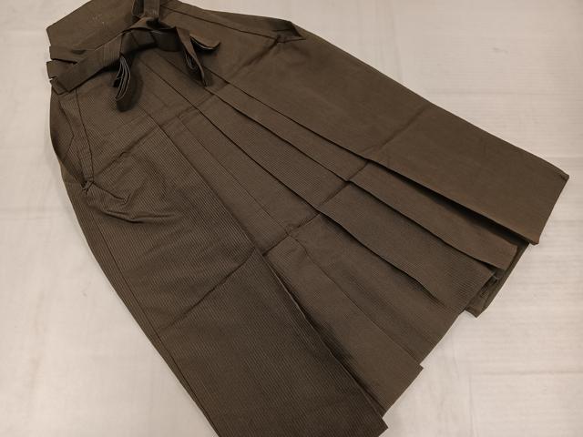 ■■■　サイズ　■■■ 紐下丈　約83.5cm ■■■　商品詳細　■■■ 【正絹】 状態は特に目立ったシミ汚れなどもなく大変良い状態です。 大変上質な逸品になります。 お安く出品致しますので、是非この機会にいかがでしょうか？ ■■■　注意事項　■■■ ■モニター発色の具合により色合いが異なる場合がございます。 ■寸法は多少の誤差が生じる場合がございますのでご了承ください。 ■縫込みの長さが左右非対称の場合は短い部分を記載しております。 左右非対称であってもご返品・お値引き等の保証は出来かねますので、ご了承の上ご購入をお願い致します。 ■シミ等のチェックには注意を払っておりますが、見落としがある場合もございますし、個人の見解も様々ですので神経質な方のご購入はお控えください。 ■箪笥に入っておりました着物や帯なので畳みシワや匂いがあるものもございます。 ■お休みは基本的に土日祝となりますが、その他臨時でお休みする場合がございますのでご了承ください。 ■商品の発送は平日のみの発送となります。 ■夜間と土曜、日曜日はお問い合わせの回答が遅れる場合がございます。 ■当店では、お直し、紋入れ、お手入れ等は承っておりません。 ■生地の状態（ヤケ、経年劣化等）によってはサイズ直しが出来ない場合がございます。 その点もどうかご了承のうえ、ご購入をお願いいたします。 ■弊社で取り扱う商品は一点ものにつき、時期や在庫状況に応じて金額が変更となる場合がございます。 ■検針は行っておりません。予めご了承いただきますようお願いいたします。 ■【洗える着物】と記載のある商品におきましては、商品お届け後に洗濯を行ってしまってからのご返品にはご対応しかねます。 念の為、専門店でのお手入れをお願いいたします。 ■写真に写っている物が全てになります。それ以外の付属品はございませんのでご了承ください。 ■状態に関する写真につきましては、掲載可能な写真枚数に限りがあるため、各箇所につき1枚参考画像を掲載しております。 ■着物のサイズ目安は下記を参考ください↓ ＜女性着物＞　お端折り次第で＋5cm　−1cmが着用可能サイズ 　例）身丈170cmの場合、身長160cm〜175cm ＜男性着物＞　身丈＋約25cm〜27cm程が適応身長 　例）身丈155cmの場合、身長180〜182cm