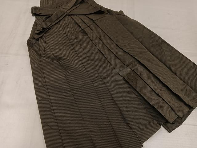 ■■■　サイズ　■■■ 紐下丈　約83cm ■■■　商品詳細　■■■ 【正絹】 状態は接写画像のように後ろ襞・二の襞・三の襞・中中心に薄い汚れがございますが その他特に目立ったシミ汚れなどもなく大変良い状態です。 大変上質な逸品になります。 お安く出品致しますので、是非この機会にいかがでしょうか？ ■■■　注意事項　■■■ ■モニター発色の具合により色合いが異なる場合がございます。 ■寸法は多少の誤差が生じる場合がございますのでご了承ください。 ■縫込みの長さが左右非対称の場合は短い部分を記載しております。 左右非対称であってもご返品・お値引き等の保証は出来かねますので、ご了承の上ご購入をお願い致します。 ■シミ等のチェックには注意を払っておりますが、見落としがある場合もございますし、個人の見解も様々ですので神経質な方のご購入はお控えください。 ■箪笥に入っておりました着物や帯なので畳みシワや匂いがあるものもございます。 ■お休みは基本的に土日祝となりますが、その他臨時でお休みする場合がございますのでご了承ください。 ■商品の発送は平日のみの発送となります。 ■夜間と土曜、日曜日はお問い合わせの回答が遅れる場合がございます。 ■当店では、お直し、紋入れ、お手入れ等は承っておりません。 ■生地の状態（ヤケ、経年劣化等）によってはサイズ直しが出来ない場合がございます。 その点もどうかご了承のうえ、ご購入をお願いいたします。 ■弊社で取り扱う商品は一点ものにつき、時期や在庫状況に応じて金額が変更となる場合がございます。 ■検針は行っておりません。予めご了承いただきますようお願いいたします。 ■【洗える着物】と記載のある商品におきましては、商品お届け後に洗濯を行ってしまってからのご返品にはご対応しかねます。 念の為、専門店でのお手入れをお願いいたします。 ■写真に写っている物が全てになります。それ以外の付属品はございませんのでご了承ください。 ■状態に関する写真につきましては、掲載可能な写真枚数に限りがあるため、各箇所につき1枚参考画像を掲載しております。 ■着物のサイズ目安は下記を参考ください↓ ＜女性着物＞　お端折り次第で＋5cm　−1cmが着用可能サイズ 　例）身丈170cmの場合、身長160cm〜175cm ＜男性着物＞　身丈＋約25cm〜27cm程が適応身長 　例）身丈155cmの場合、身長180〜182cm
