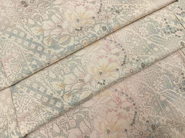 ■■■　サイズ　■■■ 身丈 162cm（肩から） 裄丈 63cm 袖丈 51.5cm　縫込み 1cm 袖幅 32cm 前幅 22.5cm 後幅 28cm 着物縫いこみ 内揚げ 0cm 裄 お袖側 約2cm　身頃側 約2.5cm ■■■　商品詳細　■■■ 【正絹】 状態は接写画像のように衿裏・胴裏にホックシミがございますがその他特に目立ったシミ汚れなどもなく大変良い状態です。 大変上質な逸品になります。 お安く出品致しますので、是非この機会にいかがでしょうか？ ■■■　注意事項　■■■ ■モニター発色の具合により色合いが異なる場合がございます。 ■寸法は多少の誤差が生じる場合がございますのでご了承ください。 ■縫込みの長さが左右非対称の場合は短い部分を記載しております。 左右非対称であってもご返品・お値引き等の保証は出来かねますので、ご了承の上ご購入をお願い致します。 ■シミ等のチェックには注意を払っておりますが、見落としがある場合もございますし、個人の見解も様々ですので神経質な方のご購入はお控えください。 ■箪笥に入っておりました着物や帯なので畳みシワや匂いがあるものもございます。 ■お休みは基本的に土日祝となりますが、その他臨時でお休みする場合がございますのでご了承ください。 ■商品の発送は平日のみの発送となります。 ■夜間と土曜、日曜日はお問い合わせの回答が遅れる場合がございます。 ■当店では、お直し、紋入れ、お手入れ等は承っておりません。 ■生地の状態（ヤケ、経年劣化等）によってはサイズ直しが出来ない場合がございます。 その点もどうかご了承のうえ、ご購入をお願いいたします。 ■弊社で取り扱う商品は一点ものにつき、時期や在庫状況に応じて金額が変更となる場合がございます。 ■検針は行っておりません。予めご了承いただきますようお願いいたします。 ■【洗える着物】と記載のある商品におきましては、商品お届け後に洗濯を行ってしまってからのご返品にはご対応しかねます。 念の為、専門店でのお手入れをお願いいたします。 ■写真に写っている物が全てになります。それ以外の付属品はございませんのでご了承ください。 ■状態に関する写真につきましては、掲載可能な写真枚数に限りがあるため、各箇所につき1枚参考画像を掲載しております。 ■着物のサイズ目安は下記を参考ください↓ ＜女性着物＞　お端折り次第で＋5cm　−1cmが着用可能サイズ 　例）身丈170cmの場合、身長160cm〜175cm ＜男性着物＞　身丈＋約25cm〜27cm程が適応身長 　例）身丈155cmの場合、身長180〜182cm