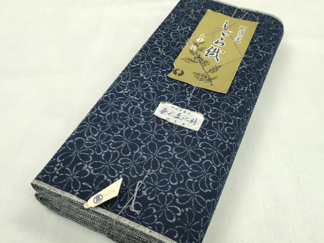 ■■■　サイズ　■■■ 長さ　　着尺分あり 幅　　　約36.5cm ■■■　商品詳細　■■■ 【綿・未使用】 状態は参考画像のように、表地にヤケがございますが、 その他特に目立ったシミ汚れなどもなく大変良い状態です。 徳島県の伝統的な綿織物で、 国によって伝統的工芸品に指定されている阿波しじら織。 かつて徳島藩では庶民の絹織物の着用が禁じられており、 綿織物をよりお洒落に楽しみたいという人々の思いから生まれた織物です。 大変上質な逸品になります。 お安く出品致しますので、是非この機会にいかがでしょうか？ ■■■　注意事項　■■■ ■モニター発色の具合により色合いが異なる場合がございます。 ■寸法は多少の誤差が生じる場合がございますのでご了承ください。 ■縫込みの長さが左右非対称の場合は短い部分を記載しております。 左右非対称であってもご返品・お値引き等の保証は出来かねますので、ご了承の上ご購入をお願い致します。 ■シミ等のチェックには注意を払っておりますが、見落としがある場合もございますし、個人の見解も様々ですので神経質な方のご購入はお控えください。 ■箪笥に入っておりました着物や帯なので畳みシワや匂いがあるものもございます。 ■お休みは基本的に土日祝となりますが、その他臨時でお休みする場合がございますのでご了承ください。 ■商品の発送は平日のみの発送となります。 ■夜間と土曜、日曜日はお問い合わせの回答が遅れる場合がございます。 ■当店では、お直し、紋入れ、お手入れ等は承っておりません。 ■生地の状態（ヤケ、経年劣化等）によってはサイズ直しが出来ない場合がございます。 その点もどうかご了承のうえ、ご購入をお願いいたします。 ■弊社で取り扱う商品は一点ものにつき、時期や在庫状況に応じて金額が変更となる場合がございます。 ■検針は行っておりません。予めご了承いただきますようお願いいたします。 ■【洗える着物】と記載のある商品におきましては、商品お届け後に洗濯を行ってしまってからのご返品にはご対応しかねます。 念の為、専門店でのお手入れをお願いいたします。 ■写真に写っている物が全てになります。それ以外の付属品はございませんのでご了承ください。 ■状態に関する写真につきましては、掲載可能な写真枚数に限りがあるため、各箇所につき1枚参考画像を掲載しております。 ■着物のサイズ目安は下記を参考ください↓ ＜女性着物＞　お端折り次第で＋5cm　−1cmが着用可能サイズ 　例）身丈170cmの場合、身長160cm〜175cm ＜男性着物＞　身丈＋約25cm〜27cm程が適応身長 　例）身丈155cmの場合、身長180〜182cm