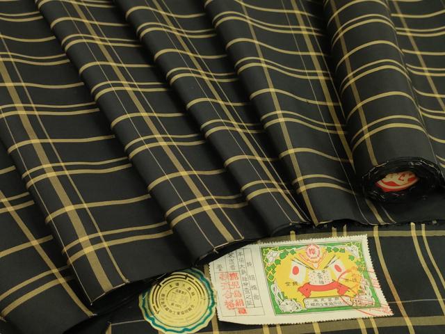 ■■■　サイズ　■■■ 長さ　　着尺分あり 幅　　　約37.5cm ■■■　商品詳細　■■■ 【正絹・未使用】 状態は特に目立ったシミ汚れなどもなく大変良い状態です。 大変上質な逸品になります。 お安く出品致しますので、是非この機会にいかがでしょうか？ ■■■　注意事項　■■■ ■モニター発色の具合により色合いが異なる場合がございます。 ■寸法は多少の誤差が生じる場合がございますのでご了承ください。 ■縫込みの長さが左右非対称の場合は短い部分を記載しております。 左右非対称であってもご返品・お値引き等の保証は出来かねますので、ご了承の上ご購入をお願い致します。 ■シミ等のチェックには注意を払っておりますが、見落としがある場合もございますし、個人の見解も様々ですので神経質な方のご購入はお控えください。 ■箪笥に入っておりました着物や帯なので畳みシワや匂いがあるものもございます。 ■お休みは基本的に土日祝となりますが、その他臨時でお休みする場合がございますのでご了承ください。 ■商品の発送は平日のみの発送となります。 ■夜間と土曜、日曜日はお問い合わせの回答が遅れる場合がございます。 ■当店では、お直し、紋入れ、お手入れ等は承っておりません。 ■生地の状態（ヤケ、経年劣化等）によってはサイズ直しが出来ない場合がございます。 その点もどうかご了承のうえ、ご購入をお願いいたします。 ■弊社で取り扱う商品は一点ものにつき、時期や在庫状況に応じて金額が変更となる場合がございます。 ■検針は行っておりません。予めご了承いただきますようお願いいたします。 ■【洗える着物】と記載のある商品におきましては、商品お届け後に洗濯を行ってしまってからのご返品にはご対応しかねます。 念の為、専門店でのお手入れをお願いいたします。 ■写真に写っている物が全てになります。それ以外の付属品はございませんのでご了承ください。 ■状態に関する写真につきましては、掲載可能な写真枚数に限りがあるため、各箇所につき1枚参考画像を掲載しております。 ■着物のサイズ目安は下記を参考ください↓ ＜女性着物＞　お端折り次第で＋5cm　−1cmが着用可能サイズ 　例）身丈170cmの場合、身長160cm〜175cm ＜男性着物＞　身丈＋約25cm〜27cm程が適応身長 　例）身丈155cmの場合、身長180〜182cm