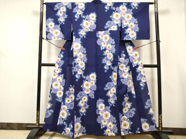 ■■■　サイズ　■■■ 身丈 159.5cm（肩から） 裄丈 64cm 袖丈 49.5cm　縫込み 4.5cm 袖幅 32cm 前幅 25cm 後幅 29cm 着物縫いこみ 内揚げ 5cm 裄 お袖側 約5.5cm　身頃側 約4cm ■■■　商品詳細　■■■ 【綿100％】 状態は特に目立ったシミ汚れなどもなく大変良い状態です。 「日本の美しいもの…それが日本でも世界でも通用することを証明したかった」 世界を股にかけて活躍するファッションデザイナー山本寛斎が手掛けるお着物です。 山本寛斎イズムがそれぞれから伺える、芸術性の高い作品です。 お安く出品致しますので、是非この機会にいかがでしょうか？ ※若干たたみシワがございます。 ■■■　注意事項　■■■ ■モニター発色の具合により色合いが異なる場合がございます。 ■寸法は多少の誤差が生じる場合がございますのでご了承ください。 ■縫込みの長さが左右非対称の場合は短い部分を記載しております。 左右非対称であってもご返品・お値引き等の保証は出来かねますので、ご了承の上ご購入をお願い致します。 ■シミ等のチェックには注意を払っておりますが、見落としがある場合もございますし、個人の見解も様々ですので神経質な方のご購入はお控えください。 ■箪笥に入っておりました着物や帯なので畳みシワや匂いがあるものもございます。 ■お休みは基本的に土日祝となりますが、その他臨時でお休みする場合がございますのでご了承ください。 ■商品の発送は平日のみの発送となります。 ■夜間と土曜、日曜日はお問い合わせの回答が遅れる場合がございます。 ■当店では、お直し、紋入れ、お手入れ等は承っておりません。 ■生地の状態（ヤケ、経年劣化等）によってはサイズ直しが出来ない場合がございます。 その点もどうかご了承のうえ、ご購入をお願いいたします。 ■弊社で取り扱う商品は一点ものにつき、時期や在庫状況に応じて金額が変更となる場合がございます。 ■検針は行っておりません。予めご了承いただきますようお願いいたします。 ■【洗える着物】と記載のある商品におきましては、商品お届け後に洗濯を行ってしまってからのご返品にはご対応しかねます。 念の為、専門店でのお手入れをお願いいたします。 ■写真に写っている物が全てになります。それ以外の付属品はございませんのでご了承ください。 ■状態に関する写真につきましては、掲載可能な写真枚数に限りがあるため、各箇所につき1枚参考画像を掲載しております。 ■着物のサイズ目安は下記を参考ください↓ ＜女性着物＞　お端折り次第で＋5cm　−1cmが着用可能サイズ 　例）身丈170cmの場合、身長160cm〜175cm ＜男性着物＞　身丈＋約25cm〜27cm程が適応身長 　例）身丈155cmの場合、身長180〜182cm