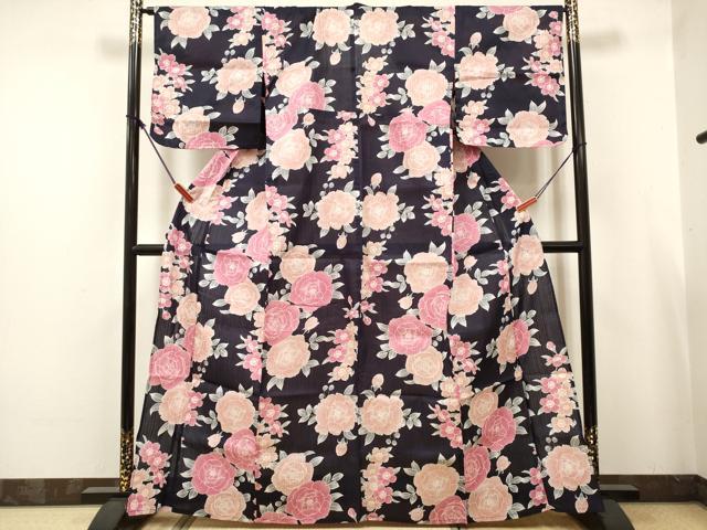 ■■■　サイズ　■■■ 身丈 164cm（肩から） 裄丈 69cm 袖丈 48.5cm　縫込み 1.5cm 袖幅 34.5cm 前幅 26cm 後幅 32.5cm 着物縫いこみ 内揚げ 0cm 裄 お袖側 約1.5cm　身頃側 約0cm ■■■　商品詳細　■■■ 【綿100％】 状態は接写画像のように 衿・衿山・左袖前・表地所々・裏面・衿裏に薄いアク汚れがございます。 気になる方はお手入れをされてお召しになられてはいかがでしょうか。 お安く出品致しますので、是非この機会にいかがでしょうか？ ■■■　注意事項　■■■ ■モニター発色の具合により色合いが異なる場合がございます。 ■寸法は多少の誤差が生じる場合がございますのでご了承ください。 ■縫込みの長さが左右非対称の場合は短い部分を記載しております。 左右非対称であってもご返品・お値引き等の保証は出来かねますので、ご了承の上ご購入をお願い致します。 ■シミ等のチェックには注意を払っておりますが、見落としがある場合もございますし、個人の見解も様々ですので神経質な方のご購入はお控えください。 ■箪笥に入っておりました着物や帯なので畳みシワや匂いがあるものもございます。 ■お休みは基本的に土日祝となりますが、その他臨時でお休みする場合がございますのでご了承ください。 ■商品の発送は平日のみの発送となります。 ■夜間と土曜、日曜日はお問い合わせの回答が遅れる場合がございます。 ■当店では、お直し、紋入れ、お手入れ等は承っておりません。 ■生地の状態（ヤケ、経年劣化等）によってはサイズ直しが出来ない場合がございます。 その点もどうかご了承のうえ、ご購入をお願いいたします。 ■弊社で取り扱う商品は一点ものにつき、時期や在庫状況に応じて金額が変更となる場合がございます。 ■検針は行っておりません。予めご了承いただきますようお願いいたします。 ■【洗える着物】と記載のある商品におきましては、商品お届け後に洗濯を行ってしまってからのご返品にはご対応しかねます。 念の為、専門店でのお手入れをお願いいたします。 ■写真に写っている物が全てになります。それ以外の付属品はございませんのでご了承ください。 ■状態に関する写真につきましては、掲載可能な写真枚数に限りがあるため、各箇所につき1枚参考画像を掲載しております。 ■着物のサイズ目安は下記を参考ください↓ ＜女性着物＞　お端折り次第で＋5cm　−1cmが着用可能サイズ 　例）身丈170cmの場合、身長160cm〜175cm ＜男性着物＞　身丈＋約25cm〜27cm程が適応身長 　例）身丈155cmの場合、身長180〜182cm
