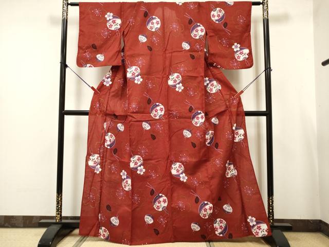 ■■■　サイズ　■■■ 身丈 165.5cm（肩から） 裄丈 63.5cm 袖丈 48cm　縫込み 1cm 袖幅 31cm 前幅 23.5cm 後幅 28cm 着物縫いこみ 内揚げ 0cm 裄 お袖側 約1cm　身頃側 約0cm ■■■　商品詳細　■■■ 【綿100％】 状態は接写画像のように後身頃・裏面に薄い汚れ、 衿に色抜け、衿先に糸解けがございますが その他特に目立ったシミ汚れなどもなく大変良い状態です。 お安く出品致しますので、是非この機会にいかがでしょうか？ ※保管によるシワがございます。 ■■■　注意事項　■■■ ■モニター発色の具合により色合いが異なる場合がございます。 ■寸法は多少の誤差が生じる場合がございますのでご了承ください。 ■縫込みの長さが左右非対称の場合は短い部分を記載しております。 左右非対称であってもご返品・お値引き等の保証は出来かねますので、ご了承の上ご購入をお願い致します。 ■シミ等のチェックには注意を払っておりますが、見落としがある場合もございますし、個人の見解も様々ですので神経質な方のご購入はお控えください。 ■箪笥に入っておりました着物や帯なので畳みシワや匂いがあるものもございます。 ■お休みは基本的に土日祝となりますが、その他臨時でお休みする場合がございますのでご了承ください。 ■商品の発送は平日のみの発送となります。 ■夜間と土曜、日曜日はお問い合わせの回答が遅れる場合がございます。 ■当店では、お直し、紋入れ、お手入れ等は承っておりません。 ■生地の状態（ヤケ、経年劣化等）によってはサイズ直しが出来ない場合がございます。 その点もどうかご了承のうえ、ご購入をお願いいたします。 ■弊社で取り扱う商品は一点ものにつき、時期や在庫状況に応じて金額が変更となる場合がございます。 ■検針は行っておりません。予めご了承いただきますようお願いいたします。 ■【洗える着物】と記載のある商品におきましては、商品お届け後に洗濯を行ってしまってからのご返品にはご対応しかねます。 念の為、専門店でのお手入れをお願いいたします。 ■写真に写っている物が全てになります。それ以外の付属品はございませんのでご了承ください。 ■状態に関する写真につきましては、掲載可能な写真枚数に限りがあるため、各箇所につき1枚参考画像を掲載しております。 ■着物のサイズ目安は下記を参考ください↓ ＜女性着物＞　お端折り次第で＋5cm　−1cmが着用可能サイズ 　例）身丈170cmの場合、身長160cm〜175cm ＜男性着物＞　身丈＋約25cm〜27cm程が適応身長 　例）身丈155cmの場合、身長180〜182cm