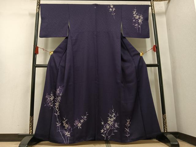 ■■■　サイズ　■■■ 身丈 158cm（肩から） 裄丈 66.5cm 袖丈 43.5cm　縫込み 5cm 袖幅 33cm 前幅 26cm 後幅 30.5cm 着物縫いこみ 内揚げ 2cm 裄 お袖側 約2.5cm　身頃側 約1cm ■■■　商品詳細　■■■ 【正絹・一つ紋】 状態は接写画像のように下前・袖口・両袖・胴裏・衿山に薄い汚れがございますが その他特に目立ったシミ汚れなどもなく大変良い状態です。 大変上質な逸品になります。 お安く出品致しますので、是非この機会にいかがでしょうか？ ■■■　注意事項　■■■ ■モニター発色の具合により色合いが異なる場合がございます。 ■寸法は多少の誤差が生じる場合がございますのでご了承ください。 ■縫込みの長さが左右非対称の場合は短い部分を記載しております。 左右非対称であってもご返品・お値引き等の保証は出来かねますので、ご了承の上ご購入をお願い致します。 ■シミ等のチェックには注意を払っておりますが、見落としがある場合もございますし、個人の見解も様々ですので神経質な方のご購入はお控えください。 ■箪笥に入っておりました着物や帯なので畳みシワや匂いがあるものもございます。 ■お休みは基本的に土日祝となりますが、その他臨時でお休みする場合がございますのでご了承ください。 ■商品の発送は平日のみの発送となります。 ■夜間と土曜、日曜日はお問い合わせの回答が遅れる場合がございます。 ■当店では、お直し、紋入れ、お手入れ等は承っておりません。 ■生地の状態（ヤケ、経年劣化等）によってはサイズ直しが出来ない場合がございます。 その点もどうかご了承のうえ、ご購入をお願いいたします。 ■弊社で取り扱う商品は一点ものにつき、時期や在庫状況に応じて金額が変更となる場合がございます。 ■検針は行っておりません。予めご了承いただきますようお願いいたします。 ■【洗える着物】と記載のある商品におきましては、商品お届け後に洗濯を行ってしまってからのご返品にはご対応しかねます。 念の為、専門店でのお手入れをお願いいたします。 ■写真に写っている物が全てになります。それ以外の付属品はございませんのでご了承ください。 ■状態に関する写真につきましては、掲載可能な写真枚数に限りがあるため、各箇所につき1枚参考画像を掲載しております。 ■着物のサイズ目安は下記を参考ください↓ ＜女性着物＞　お端折り次第で＋5cm　−1cmが着用可能サイズ 　例）身丈170cmの場合、身長160cm〜175cm ＜男性着物＞　身丈＋約25cm〜27cm程が適応身長 　例）身丈155cmの場合、身長180〜182cm