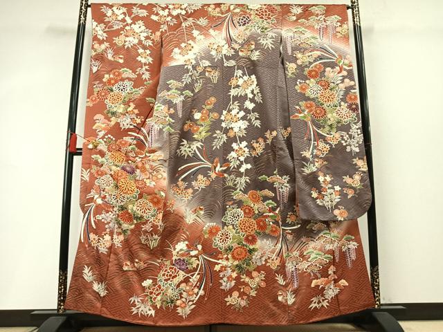 ■■■　サイズ　■■■ 身丈 159cm（肩から） 裄丈 66cm 袖丈 112.5cm　縫込み 5cm 袖幅 34cm 前幅 24cm 後幅 29cm 着物縫いこみ 内揚げ 9cm 裄 お袖側 約1cm　身頃側 約3.5cm ■■■　商品詳細　■■■ 【正絹】 状態は特に目立ったシミ汚れなどもなく大変良い状態です。 大変上質な逸品になります。 お安く出品致しますので、是非この機会にいかがでしょうか？ ■■■　注意事項　■■■ ■モニター発色の具合により色合いが異なる場合がございます。 ■寸法は多少の誤差が生じる場合がございますのでご了承ください。 ■縫込みの長さが左右非対称の場合は短い部分を記載しております。 左右非対称であってもご返品・お値引き等の保証は出来かねますので、ご了承の上ご購入をお願い致します。 ■シミ等のチェックには注意を払っておりますが、見落としがある場合もございますし、個人の見解も様々ですので神経質な方のご購入はお控えください。 ■箪笥に入っておりました着物や帯なので畳みシワや匂いがあるものもございます。 ■お休みは基本的に土日祝となりますが、その他臨時でお休みする場合がございますのでご了承ください。 ■商品の発送は平日のみの発送となります。 ■夜間と土曜、日曜日はお問い合わせの回答が遅れる場合がございます。 ■当店では、お直し、紋入れ、お手入れ等は承っておりません。 ■生地の状態（ヤケ、経年劣化等）によってはサイズ直しが出来ない場合がございます。 その点もどうかご了承のうえ、ご購入をお願いいたします。 ■弊社で取り扱う商品は一点ものにつき、時期や在庫状況に応じて金額が変更となる場合がございます。 ■検針は行っておりません。予めご了承いただきますようお願いいたします。 ■【洗える着物】と記載のある商品におきましては、商品お届け後に洗濯を行ってしまってからのご返品にはご対応しかねます。 念の為、専門店でのお手入れをお願いいたします。 ■写真に写っている物が全てになります。それ以外の付属品はございませんのでご了承ください。 ■状態に関する写真につきましては、掲載可能な写真枚数に限りがあるため、各箇所につき1枚参考画像を掲載しております。 ■着物のサイズ目安は下記を参考ください↓ ＜女性着物＞　お端折り次第で＋5cm　−1cmが着用可能サイズ 　例）身丈170cmの場合、身長160cm〜175cm ＜男性着物＞　身丈＋約25cm〜27cm程が適応身長 　例）身丈155cmの場合、身長180〜182cm