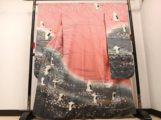 ■■■　サイズ　■■■ 身丈 161.5cm（肩から） 裄丈 65.5cm 袖丈 110.5cm　縫込み 2.5cm 袖幅 33.5cm 前幅 24cm 後幅 29cm 着物縫いこみ 内揚げ 3cm 裄 お袖側 約1cm　身頃側 約2.5cm ■■■　商品詳細　■■■ 【正絹】 状態は接写画像のように右袖付に糸解け、袖口・衿山に薄い汚れがございますが その他特に目立ったシミ汚れなどもなく大変良い状態です。 大変上質な逸品になります。 お安く出品致しますので、是非この機会にいかがでしょうか？ ■■■　注意事項　■■■ ■モニター発色の具合により色合いが異なる場合がございます。 ■寸法は多少の誤差が生じる場合がございますのでご了承ください。 ■縫込みの長さが左右非対称の場合は短い部分を記載しております。 左右非対称であってもご返品・お値引き等の保証は出来かねますので、ご了承の上ご購入をお願い致します。 ■シミ等のチェックには注意を払っておりますが、見落としがある場合もございますし、個人の見解も様々ですので神経質な方のご購入はお控えください。 ■箪笥に入っておりました着物や帯なので畳みシワや匂いがあるものもございます。 ■お休みは基本的に土日祝となりますが、その他臨時でお休みする場合がございますのでご了承ください。 ■商品の発送は平日のみの発送となります。 ■夜間と土曜、日曜日はお問い合わせの回答が遅れる場合がございます。 ■当店では、お直し、紋入れ、お手入れ等は承っておりません。 ■生地の状態（ヤケ、経年劣化等）によってはサイズ直しが出来ない場合がございます。 その点もどうかご了承のうえ、ご購入をお願いいたします。 ■弊社で取り扱う商品は一点ものにつき、時期や在庫状況に応じて金額が変更となる場合がございます。 ■検針は行っておりません。予めご了承いただきますようお願いいたします。 ■【洗える着物】と記載のある商品におきましては、商品お届け後に洗濯を行ってしまってからのご返品にはご対応しかねます。 念の為、専門店でのお手入れをお願いいたします。 ■写真に写っている物が全てになります。それ以外の付属品はございませんのでご了承ください。 ■状態に関する写真につきましては、掲載可能な写真枚数に限りがあるため、各箇所につき1枚参考画像を掲載しております。 ■着物のサイズ目安は下記を参考ください↓ ＜女性着物＞　お端折り次第で＋5cm　−1cmが着用可能サイズ 　例）身丈170cmの場合、身長160cm〜175cm ＜男性着物＞　身丈＋約25cm〜27cm程が適応身長 　例）身丈155cmの場合、身長180〜182cm