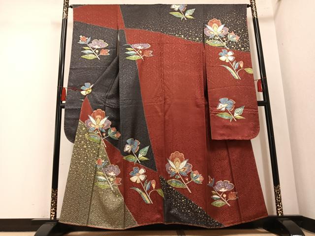 ■■■　サイズ　■■■ 身丈 154cm（肩から） 裄丈 64.5cm 袖丈 103cm　縫込み 11cm 袖幅 32.5cm 前幅 23.5cm 後幅 30cm 着物縫いこみ 内揚げ 6cm 裄 お袖側 約2cm　身頃側 約2.5cm ■■■　商品詳細　■■■ 【正絹・未使用】 状態は接写画像のように左袖付に糸解けがございますが その他特に目立ったシミ汚れなどもなく大変良い状態です。 大変上質な逸品になります。 お安く出品致しますので、是非この機会にいかがでしょうか？ ■■■　注意事項　■■■ ■モニター発色の具合により色合いが異なる場合がございます。 ■寸法は多少の誤差が生じる場合がございますのでご了承ください。 ■縫込みの長さが左右非対称の場合は短い部分を記載しております。 左右非対称であってもご返品・お値引き等の保証は出来かねますので、ご了承の上ご購入をお願い致します。 ■シミ等のチェックには注意を払っておりますが、見落としがある場合もございますし、個人の見解も様々ですので神経質な方のご購入はお控えください。 ■箪笥に入っておりました着物や帯なので畳みシワや匂いがあるものもございます。 ■お休みは基本的に土日祝となりますが、その他臨時でお休みする場合がございますのでご了承ください。 ■商品の発送は平日のみの発送となります。 ■夜間と土曜、日曜日はお問い合わせの回答が遅れる場合がございます。 ■当店では、お直し、紋入れ、お手入れ等は承っておりません。 ■生地の状態（ヤケ、経年劣化等）によってはサイズ直しが出来ない場合がございます。 その点もどうかご了承のうえ、ご購入をお願いいたします。 ■弊社で取り扱う商品は一点ものにつき、時期や在庫状況に応じて金額が変更となる場合がございます。 ■検針は行っておりません。予めご了承いただきますようお願いいたします。 ■【洗える着物】と記載のある商品におきましては、商品お届け後に洗濯を行ってしまってからのご返品にはご対応しかねます。 念の為、専門店でのお手入れをお願いいたします。 ■写真に写っている物が全てになります。それ以外の付属品はございませんのでご了承ください。 ■状態に関する写真につきましては、掲載可能な写真枚数に限りがあるため、各箇所につき1枚参考画像を掲載しております。 ■着物のサイズ目安は下記を参考ください↓ ＜女性着物＞　お端折り次第で＋5cm　−1cmが着用可能サイズ 　例）身丈170cmの場合、身長160cm〜175cm ＜男性着物＞　身丈＋約25cm〜27cm程が適応身長 　例）身丈155cmの場合、身長180〜182cm