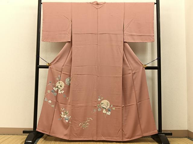 ■■■　サイズ　■■■ 身丈 160cm（肩から） 裄丈 65.5cm 袖丈 49cm　縫込み 6cm 袖幅 34.5cm 前幅 24cm 後幅 30cm 着物縫いこみ 内揚げ 8.5cm 裄 お袖側 約2cm　身頃側 約4.5cm ■■■　商品詳細　■■■ 【正絹】 状態は特に目立ったシミ汚れなどもなく大変良い状態です。 大変上質な逸品になります。 お安く出品致しますので、是非この機会にいかがでしょうか？ ■■■　注意事項　■■■ ■モニター発色の具合により色合いが異なる場合がございます。 ■寸法は多少の誤差が生じる場合がございますのでご了承ください。 ■縫込みの長さが左右非対称の場合は短い部分を記載しております。 左右非対称であってもご返品・お値引き等の保証は出来かねますので、ご了承の上ご購入をお願い致します。 ■シミ等のチェックには注意を払っておりますが、見落としがある場合もございますし、個人の見解も様々ですので神経質な方のご購入はお控えください。 ■箪笥に入っておりました着物や帯なので畳みシワや匂いがあるものもございます。 ■お休みは基本的に土日祝となりますが、その他臨時でお休みする場合がございますのでご了承ください。 ■商品の発送は平日のみの発送となります。 ■夜間と土曜、日曜日はお問い合わせの回答が遅れる場合がございます。 ■当店では、お直し、紋入れ、お手入れ等は承っておりません。 ■生地の状態（ヤケ、経年劣化等）によってはサイズ直しが出来ない場合がございます。 その点もどうかご了承のうえ、ご購入をお願いいたします。 ■弊社で取り扱う商品は一点ものにつき、時期や在庫状況に応じて金額が変更となる場合がございます。 ■検針は行っておりません。予めご了承いただきますようお願いいたします。 ■【洗える着物】と記載のある商品におきましては、商品お届け後に洗濯を行ってしまってからのご返品にはご対応しかねます。 念の為、専門店でのお手入れをお願いいたします。 ■写真に写っている物が全てになります。それ以外の付属品はございませんのでご了承ください。 ■状態に関する写真につきましては、掲載可能な写真枚数に限りがあるため、各箇所につき1枚参考画像を掲載しております。 ■着物のサイズ目安は下記を参考ください↓ ＜女性着物＞　お端折り次第で＋5cm　−1cmが着用可能サイズ 　例）身丈170cmの場合、身長160cm〜175cm ＜男性着物＞　身丈＋約25cm〜27cm程が適応身長 　例）身丈155cmの場合、身長180〜182cm