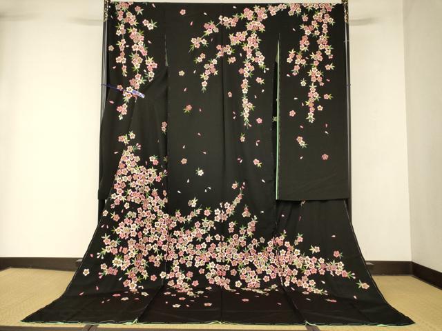 ■■■　サイズ　■■■ 反幅　36cm　八掛付き ※ご自身でお好みのサイズに仕立ててお召になっていただけます。 ■■■　商品詳細　■■■ 【正絹・未仕立て】 状態は接写画像のように後身頃・左袖前に薄い汚れがございますが その他特に目立ったシミ汚れなどもなく大変良い状態です。 大変上質な逸品になります。 お安く出品致しますので、是非この機会にいかがでしょうか？ ■■■　注意事項　■■■ ■モニター発色の具合により色合いが異なる場合がございます。 ■寸法は多少の誤差が生じる場合がございますのでご了承ください。 ■縫込みの長さが左右非対称の場合は短い部分を記載しております。 左右非対称であってもご返品・お値引き等の保証は出来かねますので、ご了承の上ご購入をお願い致します。 ■シミ等のチェックには注意を払っておりますが、見落としがある場合もございますし、個人の見解も様々ですので神経質な方のご購入はお控えください。 ■箪笥に入っておりました着物や帯なので畳みシワや匂いがあるものもございます。 ■お休みは基本的に土日祝となりますが、その他臨時でお休みする場合がございますのでご了承ください。 ■商品の発送は平日のみの発送となります。 ■夜間と土曜、日曜日はお問い合わせの回答が遅れる場合がございます。 ■当店では、お直し、紋入れ、お手入れ等は承っておりません。 ■生地の状態（ヤケ、経年劣化等）によってはサイズ直しが出来ない場合がございます。 その点もどうかご了承のうえ、ご購入をお願いいたします。 ■弊社で取り扱う商品は一点ものにつき、時期や在庫状況に応じて金額が変更となる場合がございます。 ■検針は行っておりません。予めご了承いただきますようお願いいたします。 ■【洗える着物】と記載のある商品におきましては、商品お届け後に洗濯を行ってしまってからのご返品にはご対応しかねます。 念の為、専門店でのお手入れをお願いいたします。 ■写真に写っている物が全てになります。それ以外の付属品はございませんのでご了承ください。 ■状態に関する写真につきましては、掲載可能な写真枚数に限りがあるため、各箇所につき1枚参考画像を掲載しております。 ■着物のサイズ目安は下記を参考ください↓ ＜女性着物＞　お端折り次第で＋5cm　−1cmが着用可能サイズ 　例）身丈170cmの場合、身長160cm〜175cm ＜男性着物＞　身丈＋約25cm〜27cm程が適応身長 　例）身丈155cmの場合、身長180〜182cm