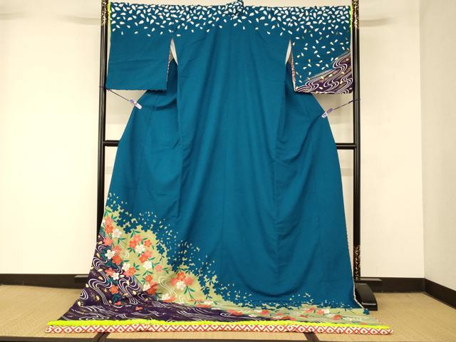 ■■■　サイズ　■■■ 身丈 209.5cm（肩から） 裄丈 67cm 袖丈 50.5cm　縫込み 5cm 袖幅 34cm 前幅 25.5cm 後幅 32cm 着物縫いこみ 内揚げ 0cm 裄 お袖側 約2cm　身頃側 約2cm ■■■　商品詳細　■■■ 【化繊・比翼仕立て・ふき綿仕立て】 状態は接写画像のようにふき綿部分に薄い汚れ、表地に擦れと汚れがございますが その他特に目立ったシミ汚れなどもなく大変良い状態です。 大変上質な逸品になります。 お安く出品致しますので、是非この機会にいかがでしょうか？ ■■■　注意事項　■■■ ■モニター発色の具合により色合いが異なる場合がございます。 ■寸法は多少の誤差が生じる場合がございますのでご了承ください。 ■縫込みの長さが左右非対称の場合は短い部分を記載しております。 左右非対称であってもご返品・お値引き等の保証は出来かねますので、ご了承の上ご購入をお願い致します。 ■シミ等のチェックには注意を払っておりますが、見落としがある場合もございますし、個人の見解も様々ですので神経質な方のご購入はお控えください。 ■箪笥に入っておりました着物や帯なので畳みシワや匂いがあるものもございます。 ■お休みは基本的に土日祝となりますが、その他臨時でお休みする場合がございますのでご了承ください。 ■商品の発送は平日のみの発送となります。 ■夜間と土曜、日曜日はお問い合わせの回答が遅れる場合がございます。 ■当店では、お直し、紋入れ、お手入れ等は承っておりません。 ■生地の状態（ヤケ、経年劣化等）によってはサイズ直しが出来ない場合がございます。 その点もどうかご了承のうえ、ご購入をお願いいたします。 ■弊社で取り扱う商品は一点ものにつき、時期や在庫状況に応じて金額が変更となる場合がございます。 ■検針は行っておりません。予めご了承いただきますようお願いいたします。 ■【洗える着物】と記載のある商品におきましては、商品お届け後に洗濯を行ってしまってからのご返品にはご対応しかねます。 念の為、専門店でのお手入れをお願いいたします。 ■写真に写っている物が全てになります。それ以外の付属品はございませんのでご了承ください。 ■状態に関する写真につきましては、掲載可能な写真枚数に限りがあるため、各箇所につき1枚参考画像を掲載しております。 ■着物のサイズ目安は下記を参考ください↓ ＜女性着物＞　お端折り次第で＋5cm　−1cmが着用可能サイズ 　例）身丈170cmの場合、身長160cm〜175cm ＜男性着物＞　身丈＋約25cm〜27cm程が適応身長 　例）身丈155cmの場合、身長180〜182cm