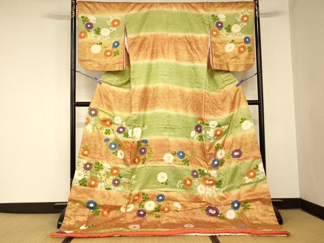 ■■■　サイズ　■■■ 身丈 188cm（肩から） 裄丈 67cm 袖丈 56cm　縫込み 3cm 袖幅 34.5cm 前幅 25cm 後幅 31cm 着物縫いこみ 内揚げ 0cm 裄 お袖側 約2cm　身頃側 約1cm ■■■　商品詳細　■■■ 【正絹・ふき綿仕立て・比翼仕立て・バチ衿】 状態は接写画像のようにふき綿部分・表地・袖口・衿裏・胴裏・比翼に薄い汚れがございますが その他特に目立ったシミ汚れなどもなく大変良い状態です。 大変上質な逸品になります。 お安く出品致しますので、是非この機会にいかがでしょうか？ ■■■　注意事項　■■■ ■モニター発色の具合により色合いが異なる場合がございます。 ■寸法は多少の誤差が生じる場合がございますのでご了承ください。 ■縫込みの長さが左右非対称の場合は短い部分を記載しております。 左右非対称であってもご返品・お値引き等の保証は出来かねますので、ご了承の上ご購入をお願い致します。 ■シミ等のチェックには注意を払っておりますが、見落としがある場合もございますし、個人の見解も様々ですので神経質な方のご購入はお控えください。 ■箪笥に入っておりました着物や帯なので畳みシワや匂いがあるものもございます。 ■お休みは基本的に土日祝となりますが、その他臨時でお休みする場合がございますのでご了承ください。 ■商品の発送は平日のみの発送となります。 ■夜間と土曜、日曜日はお問い合わせの回答が遅れる場合がございます。 ■当店では、お直し、紋入れ、お手入れ等は承っておりません。 ■生地の状態（ヤケ、経年劣化等）によってはサイズ直しが出来ない場合がございます。 その点もどうかご了承のうえ、ご購入をお願いいたします。 ■弊社で取り扱う商品は一点ものにつき、時期や在庫状況に応じて金額が変更となる場合がございます。 ■検針は行っておりません。予めご了承いただきますようお願いいたします。 ■【洗える着物】と記載のある商品におきましては、商品お届け後に洗濯を行ってしまってからのご返品にはご対応しかねます。 念の為、専門店でのお手入れをお願いいたします。 ■写真に写っている物が全てになります。それ以外の付属品はございませんのでご了承ください。 ■状態に関する写真につきましては、掲載可能な写真枚数に限りがあるため、各箇所につき1枚参考画像を掲載しております。 ■着物のサイズ目安は下記を参考ください↓ ＜女性着物＞　お端折り次第で＋5cm　−1cmが着用可能サイズ 　例）身丈170cmの場合、身長160cm〜175cm ＜男性着物＞　身丈＋約25cm〜27cm程が適応身長 　例）身丈155cmの場合、身長180〜182cm