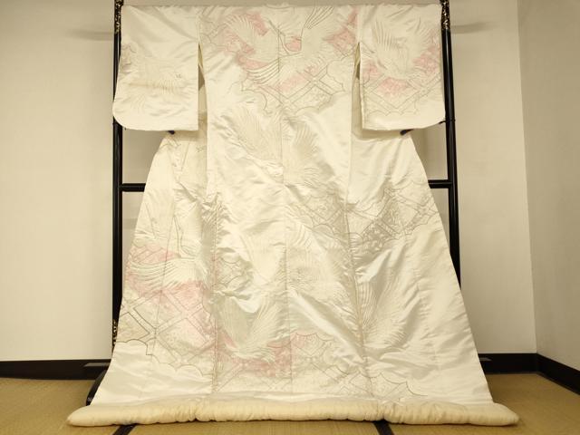 ■■■　サイズ　■■■ 身丈 194.5cm（肩から） 裄丈 69cm 袖丈 56cm　縫込み 5cm 袖幅 35cm 前幅 27cm 後幅 31cm 着物縫いこみ 内揚げ 0cm 裄 お袖側 約1cm　身頃側 約1cm ■■■　商品詳細　■■■ 【正絹・ふき綿仕立て】 状態は接写画像のようにふき綿部分・表地・袖口・衿・衿山・胴裏に薄い汚れがございますが その他特に目立ったシミ汚れなどもなく大変良い状態です。 大変上質な逸品になります。 お安く出品致しますので、是非この機会にいかがでしょうか？ ■■■　注意事項　■■■ ■モニター発色の具合により色合いが異なる場合がございます。 ■寸法は多少の誤差が生じる場合がございますのでご了承ください。 ■縫込みの長さが左右非対称の場合は短い部分を記載しております。 左右非対称であってもご返品・お値引き等の保証は出来かねますので、ご了承の上ご購入をお願い致します。 ■シミ等のチェックには注意を払っておりますが、見落としがある場合もございますし、個人の見解も様々ですので神経質な方のご購入はお控えください。 ■箪笥に入っておりました着物や帯なので畳みシワや匂いがあるものもございます。 ■お休みは基本的に土日祝となりますが、その他臨時でお休みする場合がございますのでご了承ください。 ■商品の発送は平日のみの発送となります。 ■夜間と土曜、日曜日はお問い合わせの回答が遅れる場合がございます。 ■当店では、お直し、紋入れ、お手入れ等は承っておりません。 ■生地の状態（ヤケ、経年劣化等）によってはサイズ直しが出来ない場合がございます。 その点もどうかご了承のうえ、ご購入をお願いいたします。 ■弊社で取り扱う商品は一点ものにつき、時期や在庫状況に応じて金額が変更となる場合がございます。 ■検針は行っておりません。予めご了承いただきますようお願いいたします。 ■【洗える着物】と記載のある商品におきましては、商品お届け後に洗濯を行ってしまってからのご返品にはご対応しかねます。 念の為、専門店でのお手入れをお願いいたします。 ■写真に写っている物が全てになります。それ以外の付属品はございませんのでご了承ください。 ■状態に関する写真につきましては、掲載可能な写真枚数に限りがあるため、各箇所につき1枚参考画像を掲載しております。 ■着物のサイズ目安は下記を参考ください↓ ＜女性着物＞　お端折り次第で＋5cm　−1cmが着用可能サイズ 　例）身丈170cmの場合、身長160cm〜175cm ＜男性着物＞　身丈＋約25cm〜27cm程が適応身長 　例）身丈155cmの場合、身長180〜182cm