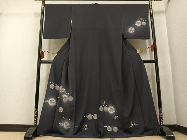 ■■■　サイズ　■■■ 身丈 166.5cm（肩から） 裄丈 67cm 袖丈 48cm　縫込み 5cm 袖幅 34cm 前幅 25cm 後幅 30.5cm 着物縫いこみ 内揚げ 3cm 裄 お袖側 約1cm　身頃側 約2cm ■■■　商品詳細　■■■ 【正絹】 状態は特に目立ったシミ汚れなどもなく大変良い状態です。 大変上質な逸品になります。 お安く出品致しますので、是非この機会にいかがでしょうか？ ■■■　注意事項　■■■ ■モニター発色の具合により色合いが異なる場合がございます。 ■寸法は多少の誤差が生じる場合がございますのでご了承ください。 ■縫込みの長さが左右非対称の場合は短い部分を記載しております。 左右非対称であってもご返品・お値引き等の保証は出来かねますので、ご了承の上ご購入をお願い致します。 ■シミ等のチェックには注意を払っておりますが、見落としがある場合もございますし、個人の見解も様々ですので神経質な方のご購入はお控えください。 ■箪笥に入っておりました着物や帯なので畳みシワや匂いがあるものもございます。 ■お休みは基本的に土日祝となりますが、その他臨時でお休みする場合がございますのでご了承ください。 ■商品の発送は平日のみの発送となります。 ■夜間と土曜、日曜日はお問い合わせの回答が遅れる場合がございます。 ■当店では、お直し、紋入れ、お手入れ等は承っておりません。 ■生地の状態（ヤケ、経年劣化等）によってはサイズ直しが出来ない場合がございます。 その点もどうかご了承のうえ、ご購入をお願いいたします。 ■弊社で取り扱う商品は一点ものにつき、時期や在庫状況に応じて金額が変更となる場合がございます。 ■検針は行っておりません。予めご了承いただきますようお願いいたします。 ■【洗える着物】と記載のある商品におきましては、商品お届け後に洗濯を行ってしまってからのご返品にはご対応しかねます。 念の為、専門店でのお手入れをお願いいたします。 ■写真に写っている物が全てになります。それ以外の付属品はございませんのでご了承ください。 ■状態に関する写真につきましては、掲載可能な写真枚数に限りがあるため、各箇所につき1枚参考画像を掲載しております。 ■着物のサイズ目安は下記を参考ください↓ ＜女性着物＞　お端折り次第で＋5cm　−1cmが着用可能サイズ 　例）身丈170cmの場合、身長160cm〜175cm ＜男性着物＞　身丈＋約25cm〜27cm程が適応身長 　例）身丈155cmの場合、身長180〜182cm