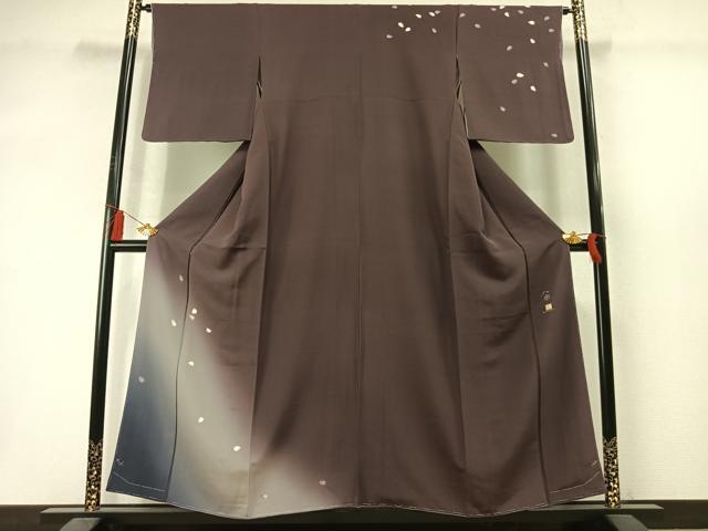 ■■■　サイズ　■■■ 身丈 155cm（肩から） 裄丈 64cm 袖丈 48cm　縫込み 6.5cm 袖幅 32.5cm 前幅 23cm 後幅 30cm 着物縫いこみ 内揚げ 11cm 裄 お袖側 約3cm　身頃側 約4cm ■■■　商品詳細　■■■ 【正絹・未使用】 状態は特に目立ったシミ汚れなどもなく大変良い状態です。 大変上質な逸品になります。 お安く出品致しますので、是非この機会にいかがでしょうか？ ■■■　注意事項　■■■ ■モニター発色の具合により色合いが異なる場合がございます。 ■寸法は多少の誤差が生じる場合がございますのでご了承ください。 ■縫込みの長さが左右非対称の場合は短い部分を記載しております。 左右非対称であってもご返品・お値引き等の保証は出来かねますので、ご了承の上ご購入をお願い致します。 ■シミ等のチェックには注意を払っておりますが、見落としがある場合もございますし、個人の見解も様々ですので神経質な方のご購入はお控えください。 ■箪笥に入っておりました着物や帯なので畳みシワや匂いがあるものもございます。 ■お休みは基本的に土日祝となりますが、その他臨時でお休みする場合がございますのでご了承ください。 ■商品の発送は平日のみの発送となります。 ■夜間と土曜、日曜日はお問い合わせの回答が遅れる場合がございます。 ■当店では、お直し、紋入れ、お手入れ等は承っておりません。 ■生地の状態（ヤケ、経年劣化等）によってはサイズ直しが出来ない場合がございます。 その点もどうかご了承のうえ、ご購入をお願いいたします。 ■弊社で取り扱う商品は一点ものにつき、時期や在庫状況に応じて金額が変更となる場合がございます。 ■検針は行っておりません。予めご了承いただきますようお願いいたします。 ■【洗える着物】と記載のある商品におきましては、商品お届け後に洗濯を行ってしまってからのご返品にはご対応しかねます。 念の為、専門店でのお手入れをお願いいたします。 ■写真に写っている物が全てになります。それ以外の付属品はございませんのでご了承ください。 ■状態に関する写真につきましては、掲載可能な写真枚数に限りがあるため、各箇所につき1枚参考画像を掲載しております。 ■着物のサイズ目安は下記を参考ください↓ ＜女性着物＞　お端折り次第で＋5cm　−1cmが着用可能サイズ 　例）身丈170cmの場合、身長160cm〜175cm ＜男性着物＞　身丈＋約25cm〜27cm程が適応身長 　例）身丈155cmの場合、身長180〜182cm
