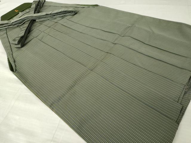 ■■■　サイズ　■■■ 紐下丈　約86cm ■■■　商品詳細　■■■ 【正絹】 状態は接写画像のように裏地に薄い汚れがございますが その他特に目立ったシミ汚れなどもなく大変良い状態です。 大変上質な逸品になります。 お安く出品致しますので、是非この機会にいかがでしょうか？ ※腰板に為書きがございますが着用時には見えない部分になりますのであまり気にならずお召になれるかと思います ■■■　注意事項　■■■ ■モニター発色の具合により色合いが異なる場合がございます。 ■寸法は多少の誤差が生じる場合がございますのでご了承ください。 ■縫込みの長さが左右非対称の場合は短い部分を記載しております。 左右非対称であってもご返品・お値引き等の保証は出来かねますので、ご了承の上ご購入をお願い致します。 ■シミ等のチェックには注意を払っておりますが、見落としがある場合もございますし、個人の見解も様々ですので神経質な方のご購入はお控えください。 ■箪笥に入っておりました着物や帯なので畳みシワや匂いがあるものもございます。 ■お休みは基本的に土日祝となりますが、その他臨時でお休みする場合がございますのでご了承ください。 ■商品の発送は平日のみの発送となります。 ■夜間と土曜、日曜日はお問い合わせの回答が遅れる場合がございます。 ■当店では、お直し、紋入れ、お手入れ等は承っておりません。 ■生地の状態（ヤケ、経年劣化等）によってはサイズ直しが出来ない場合がございます。 その点もどうかご了承のうえ、ご購入をお願いいたします。 ■弊社で取り扱う商品は一点ものにつき、時期や在庫状況に応じて金額が変更となる場合がございます。 ■検針は行っておりません。予めご了承いただきますようお願いいたします。 ■【洗える着物】と記載のある商品におきましては、商品お届け後に洗濯を行ってしまってからのご返品にはご対応しかねます。 念の為、専門店でのお手入れをお願いいたします。 ■写真に写っている物が全てになります。それ以外の付属品はございませんのでご了承ください。 ■状態に関する写真につきましては、掲載可能な写真枚数に限りがあるため、各箇所につき1枚参考画像を掲載しております。 ■着物のサイズ目安は下記を参考ください↓ ＜女性着物＞　お端折り次第で＋5cm　−1cmが着用可能サイズ 　例）身丈170cmの場合、身長160cm〜175cm ＜男性着物＞　身丈＋約25cm〜27cm程が適応身長 　例）身丈155cmの場合、身長180〜182cm
