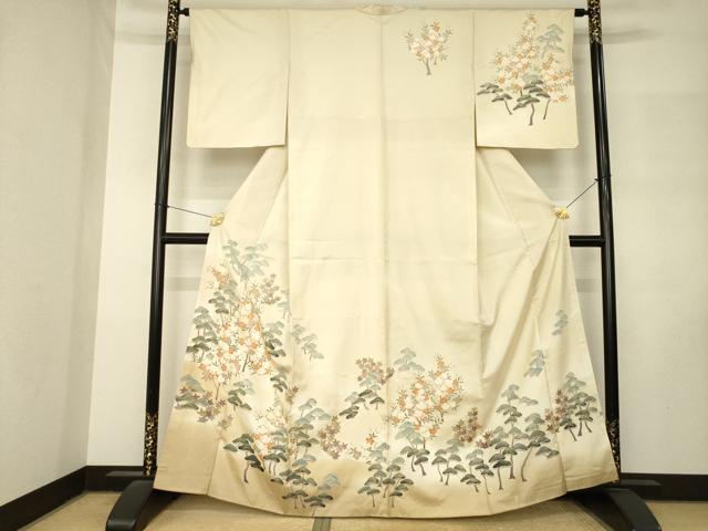 ■■■　サイズ　■■■ 身丈 163cm（肩から） 裄丈 63cm 袖丈 50cm　縫込み 6.5cm 袖幅 33cm 前幅 24cm 後幅 30cm 着物縫いこみ 内揚げ 3cm 裄 お袖側 約2.5cm　身頃側 約2.5cm ■■■　商品詳細　■■■ 【正絹】 状態は接写画像のように左袖前・後身頃に薄い汚れがございますが その他特に目立ったシミ汚れなどもなく大変良い状態です。 大変上質な逸品になります。 お安く出品致しますので、是非この機会にいかがでしょうか？ ■■■　注意事項　■■■ ■モニター発色の具合により色合いが異なる場合がございます。 ■寸法は多少の誤差が生じる場合がございますのでご了承ください。 ■縫込みの長さが左右非対称の場合は短い部分を記載しております。 左右非対称であってもご返品・お値引き等の保証は出来かねますので、ご了承の上ご購入をお願い致します。 ■シミ等のチェックには注意を払っておりますが、見落としがある場合もございますし、個人の見解も様々ですので神経質な方のご購入はお控えください。 ■箪笥に入っておりました着物や帯なので畳みシワや匂いがあるものもございます。 ■お休みは基本的に土日祝となりますが、その他臨時でお休みする場合がございますのでご了承ください。 ■商品の発送は平日のみの発送となります。 ■夜間と土曜、日曜日はお問い合わせの回答が遅れる場合がございます。 ■当店では、お直し、紋入れ、お手入れ等は承っておりません。 ■生地の状態（ヤケ、経年劣化等）によってはサイズ直しが出来ない場合がございます。 その点もどうかご了承のうえ、ご購入をお願いいたします。 ■弊社で取り扱う商品は一点ものにつき、時期や在庫状況に応じて金額が変更となる場合がございます。 ■検針は行っておりません。予めご了承いただきますようお願いいたします。 ■【洗える着物】と記載のある商品におきましては、商品お届け後に洗濯を行ってしまってからのご返品にはご対応しかねます。 念の為、専門店でのお手入れをお願いいたします。 ■写真に写っている物が全てになります。それ以外の付属品はございませんのでご了承ください。 ■状態に関する写真につきましては、掲載可能な写真枚数に限りがあるため、各箇所につき1枚参考画像を掲載しております。 ■着物のサイズ目安は下記を参考ください↓ ＜女性着物＞　お端折り次第で＋5cm　−1cmが着用可能サイズ 　例）身丈170cmの場合、身長160cm〜175cm ＜男性着物＞　身丈＋約25cm〜27cm程が適応身長 　例）身丈155cmの場合、身長180〜182cm